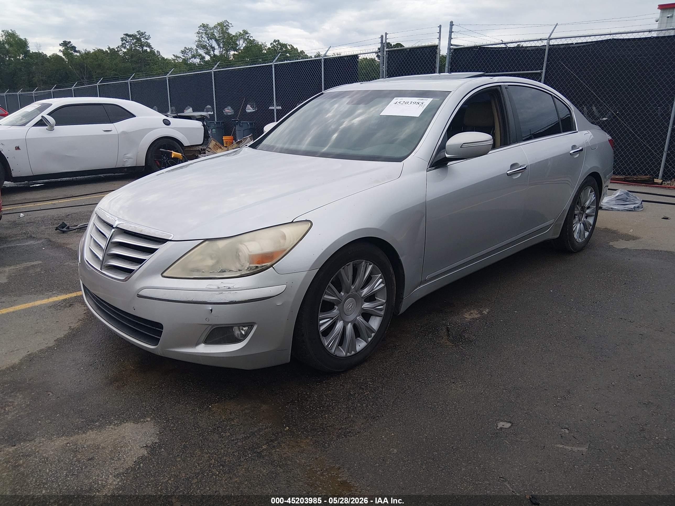 2009 Hyundai Genesis 3.8 Silver vin: KMHGC46E49U039157