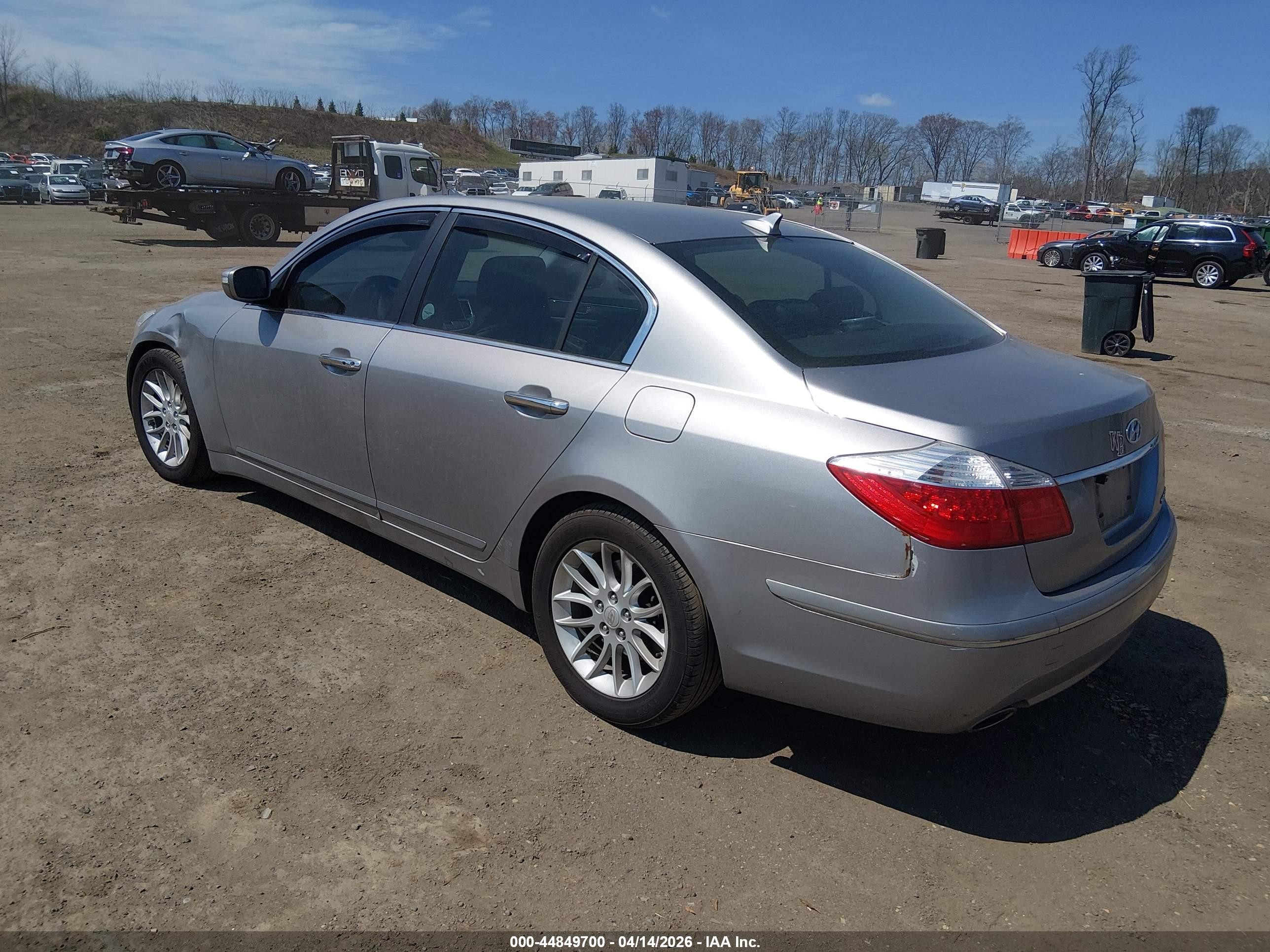 2009 Hyundai Genesis 3.8 Silver vin: KMHGC46E49U043581