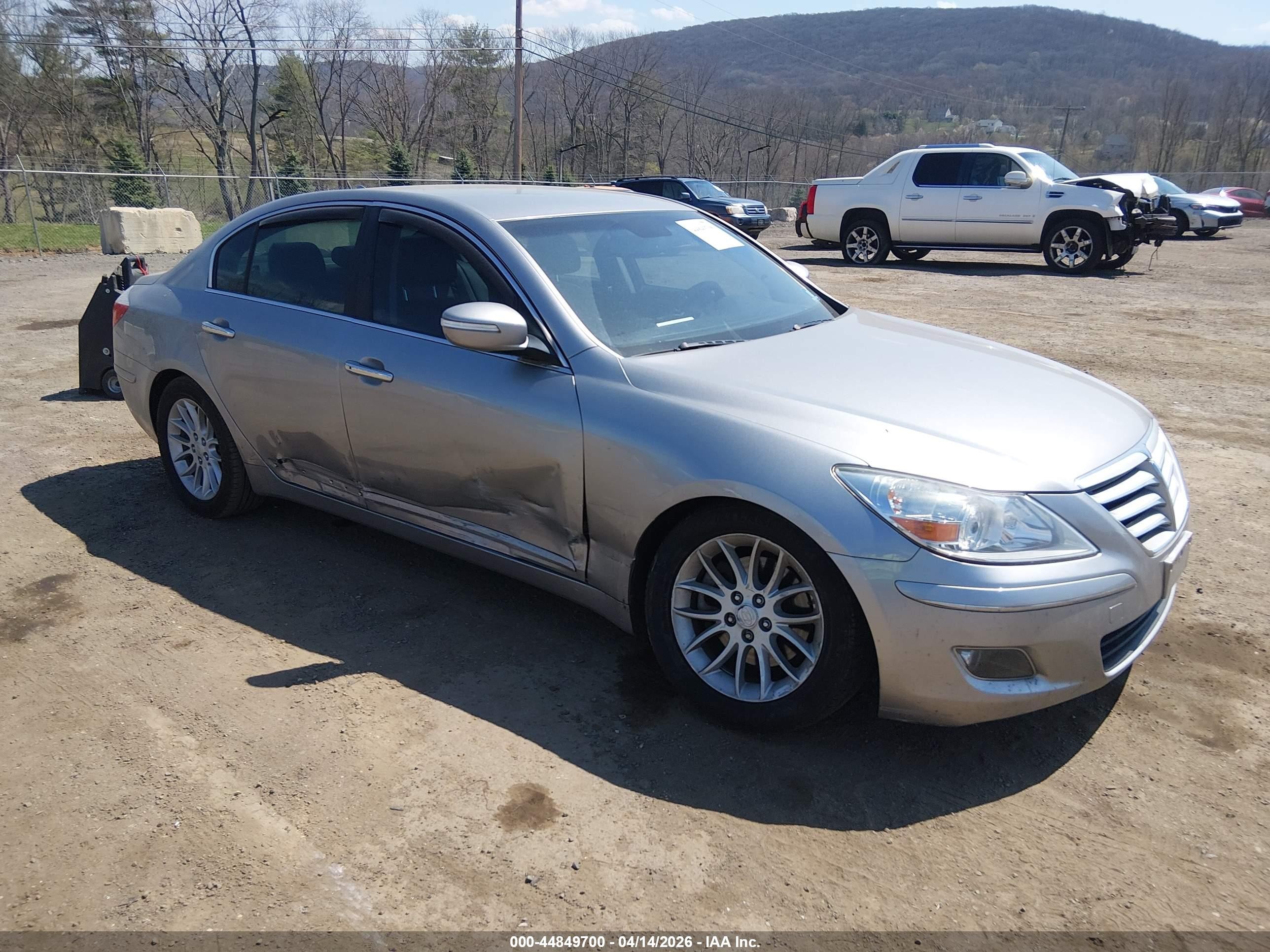 2009 Hyundai Genesis 3.8 Silver vin: KMHGC46E49U043581