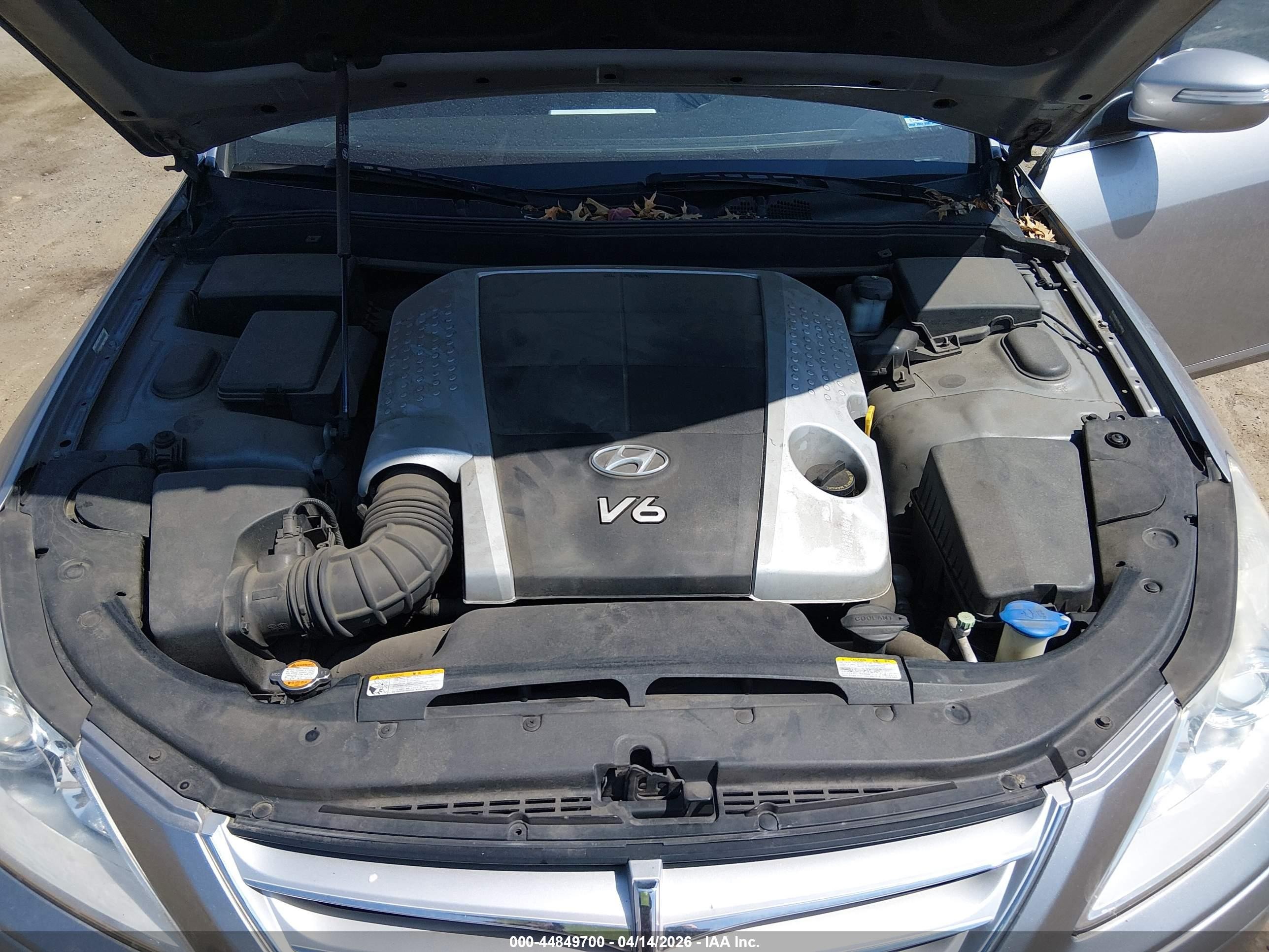 2009 Hyundai Genesis 3.8 Silver vin: KMHGC46E49U043581