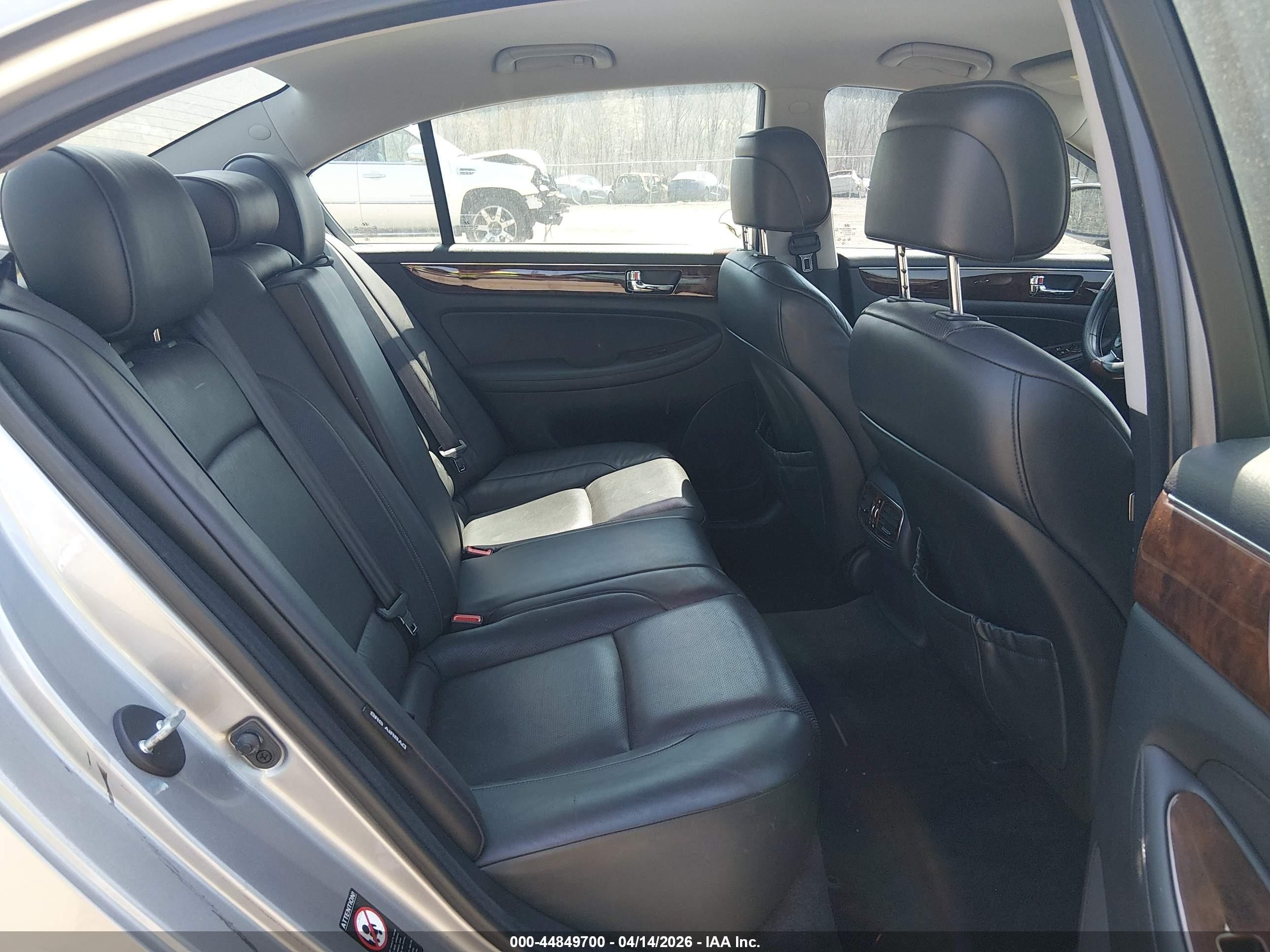 2009 Hyundai Genesis 3.8 Silver vin: KMHGC46E49U043581