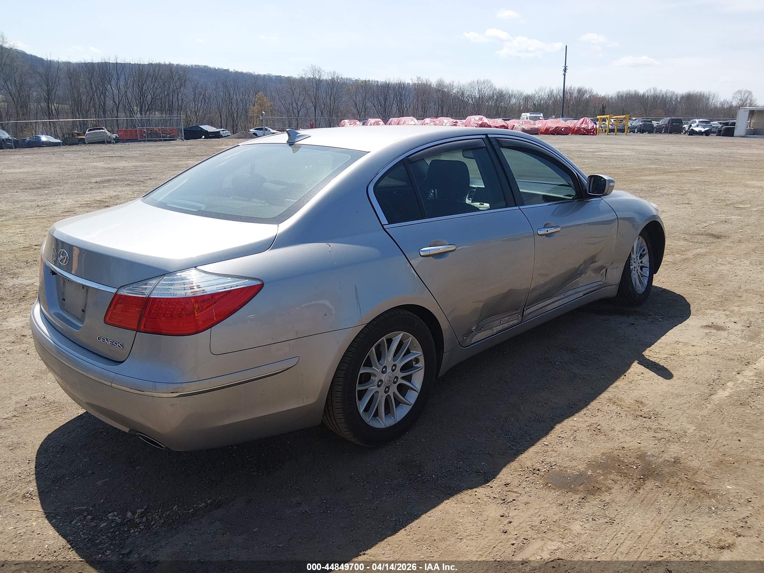 2009 Hyundai Genesis 3.8 Silver vin: KMHGC46E49U043581