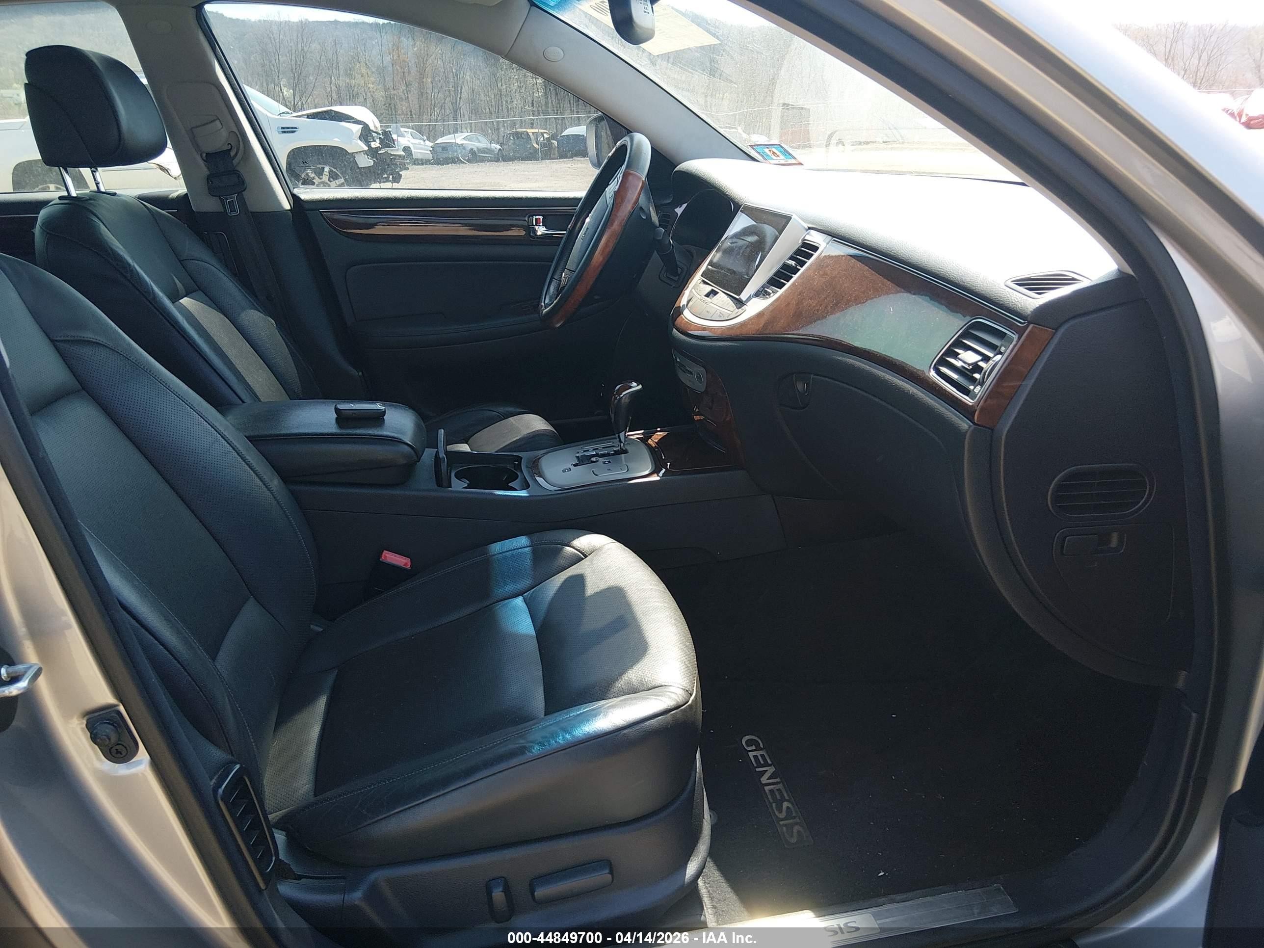 2009 Hyundai Genesis 3.8 Silver vin: KMHGC46E49U043581