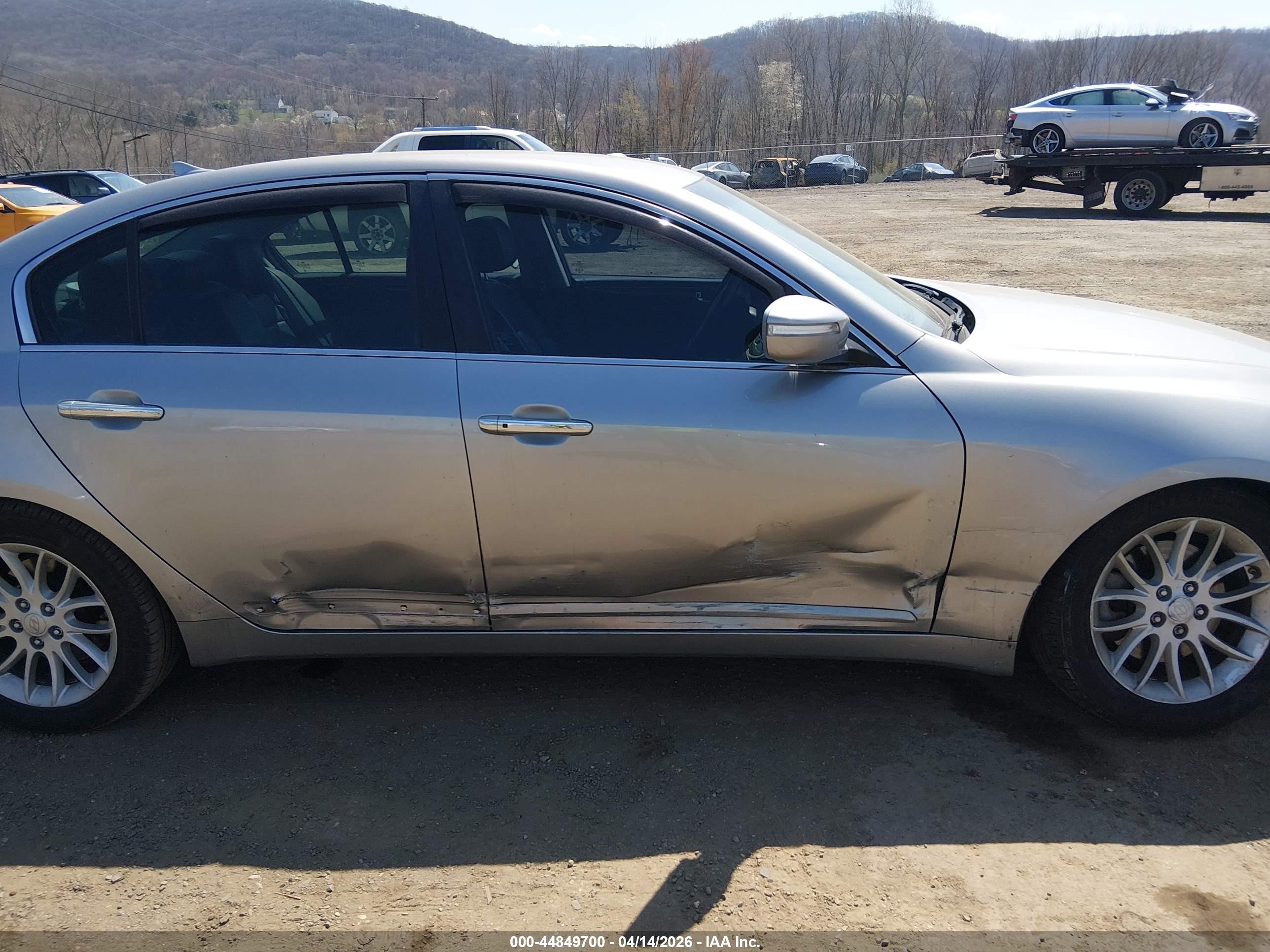 2009 Hyundai Genesis 3.8 Silver vin: KMHGC46E49U043581