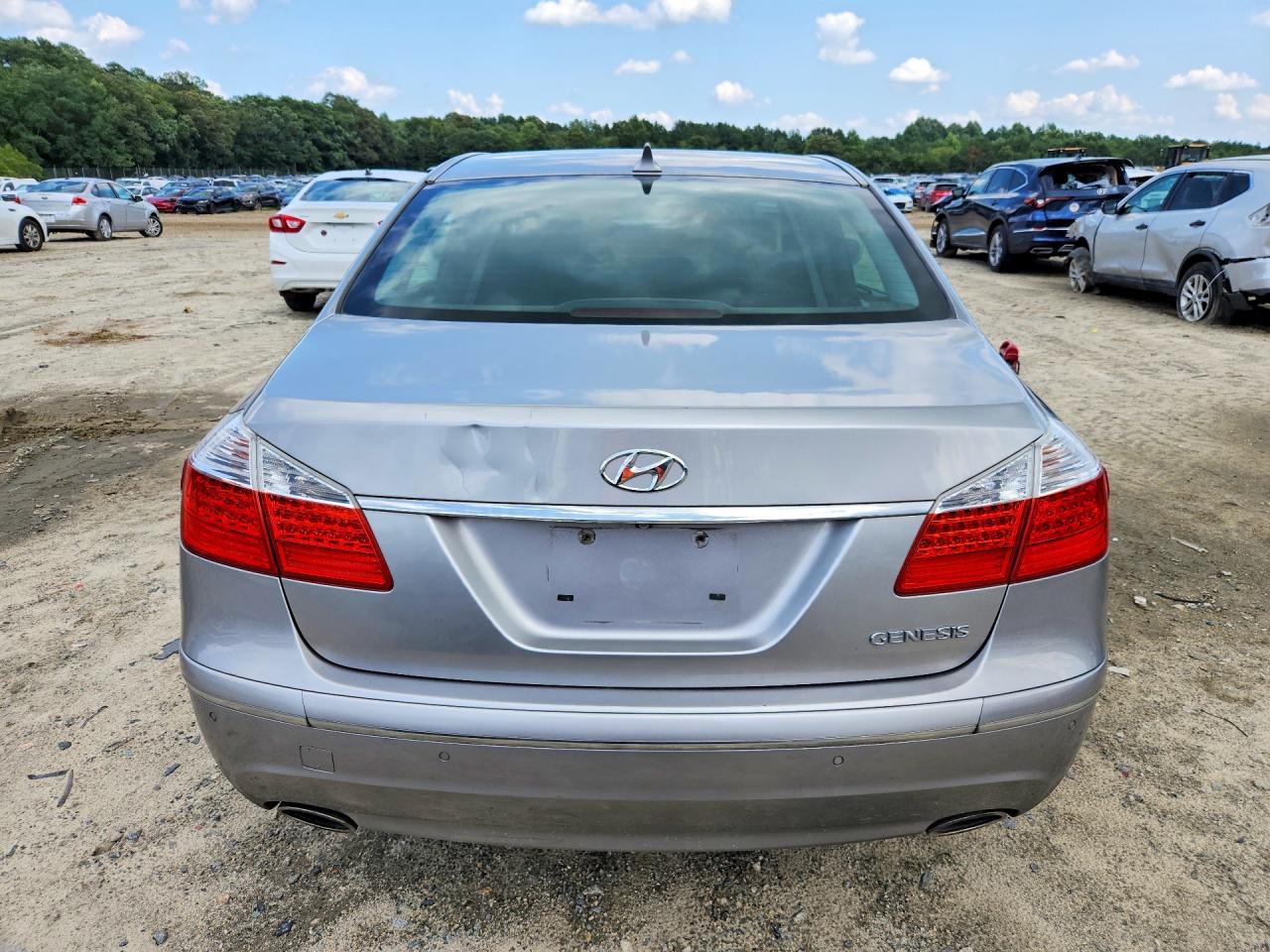 2009 Hyundai Genesis 3.8l Silver vin: KMHGC46E59U024232