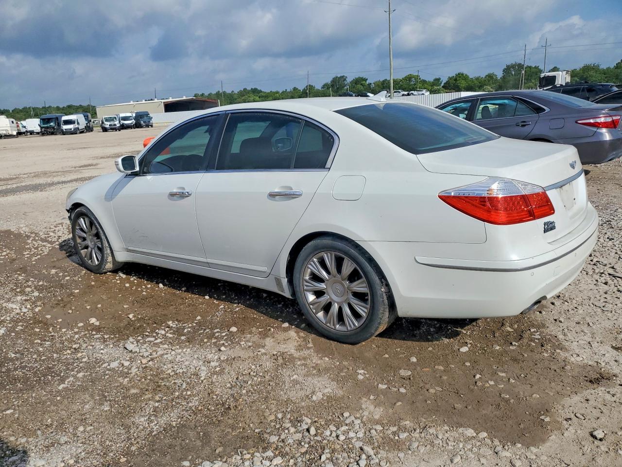 2009 Hyundai Genesis 3.8l White vin: KMHGC46E79U034924