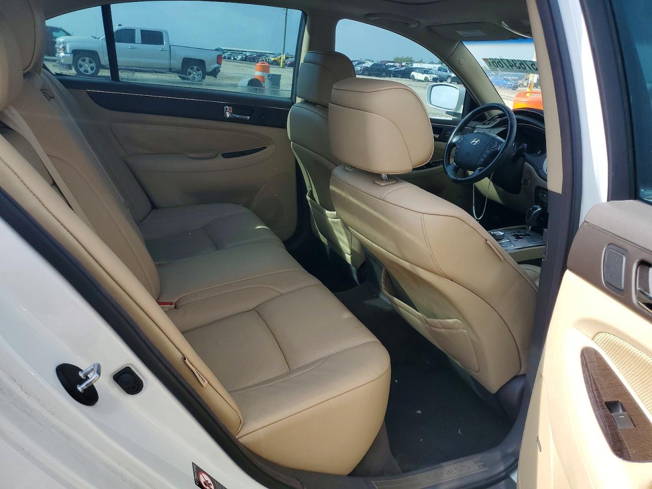 2009 Hyundai Genesis 3.8l White vin: KMHGC46E79U034924