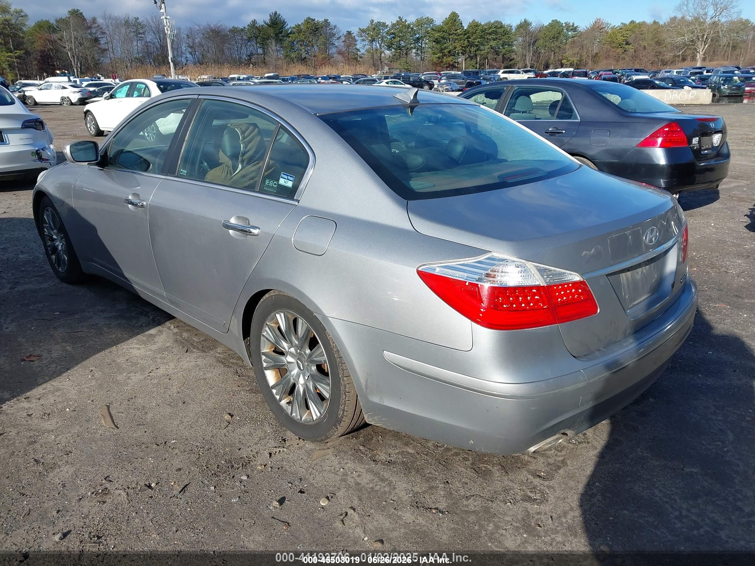 2009 Hyundai Genesis 3.8 Silver vin: KMHGC46E79U039511
