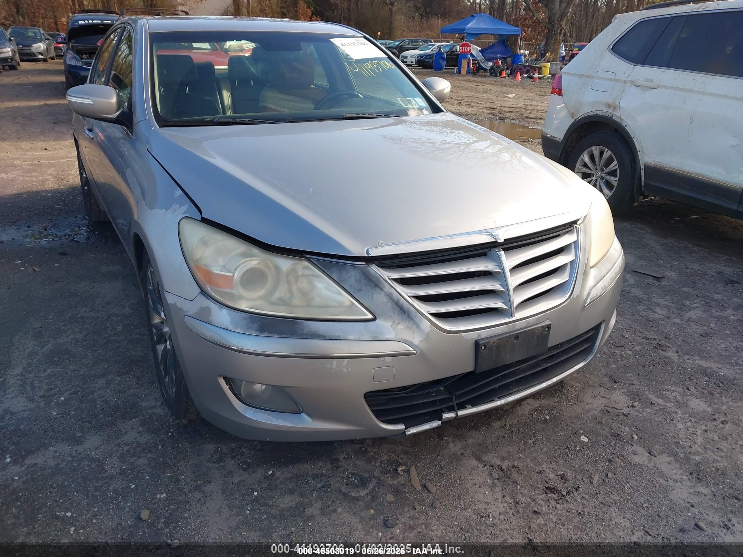 2009 Hyundai Genesis 3.8 Silver vin: KMHGC46E79U039511