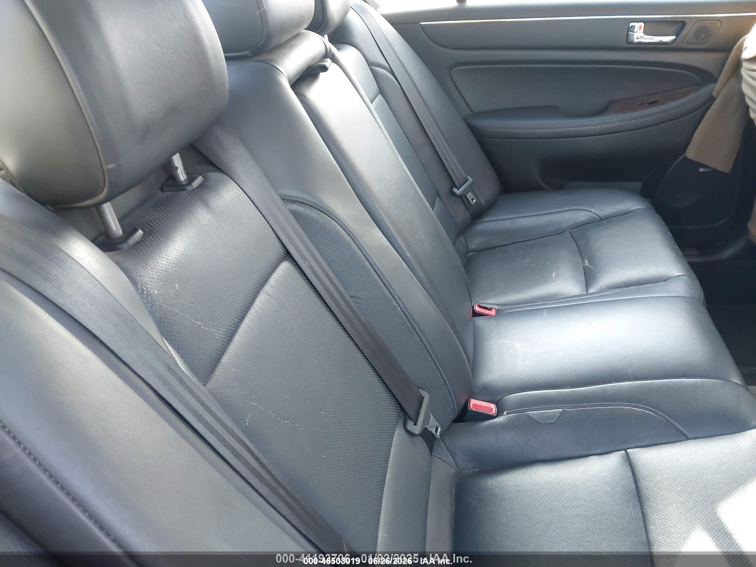 2009 Hyundai Genesis 3.8 Silver vin: KMHGC46E79U039511