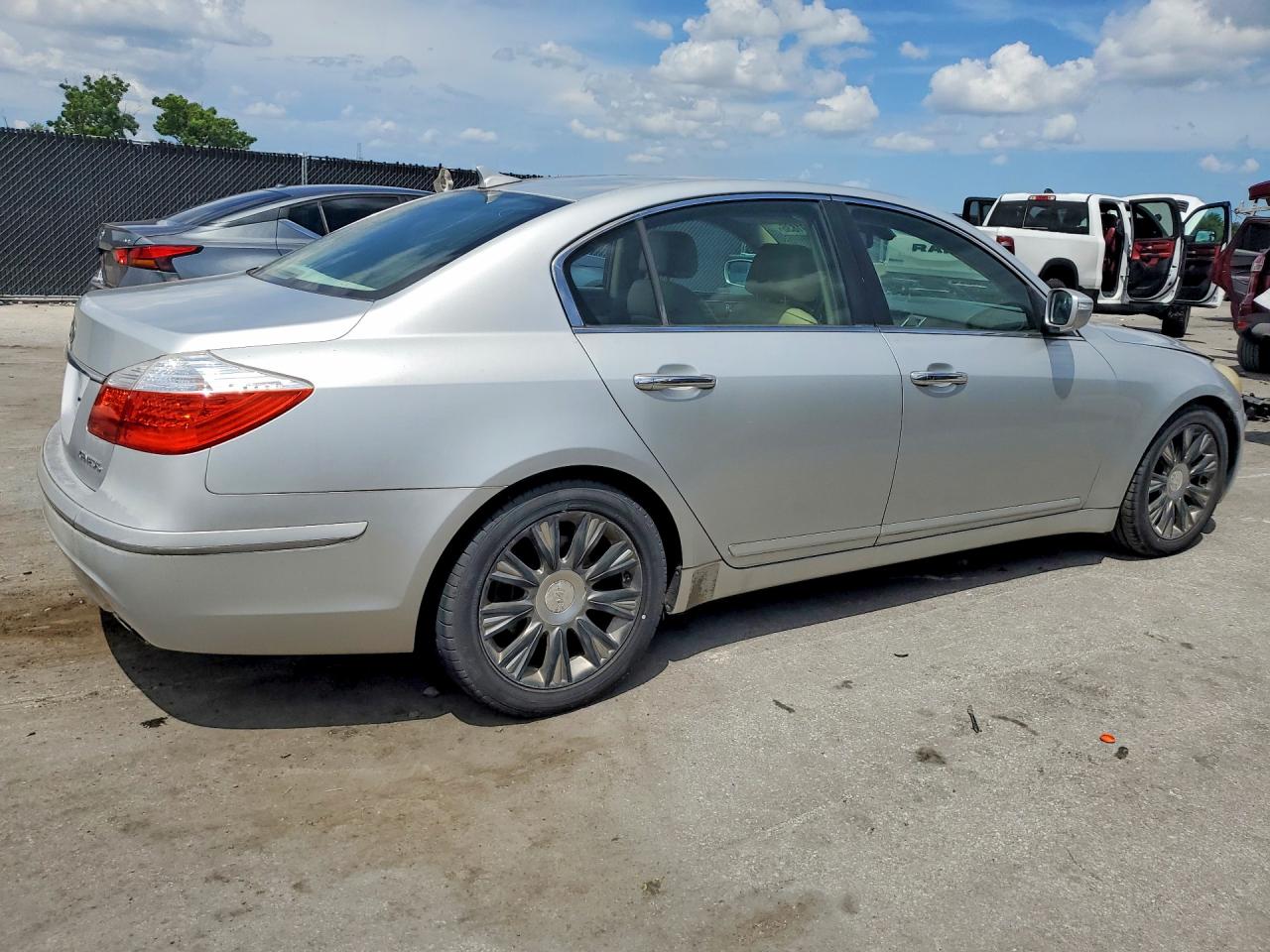 2009 Hyundai Genesis 3.8l Silver vin: KMHGC46E89U026802