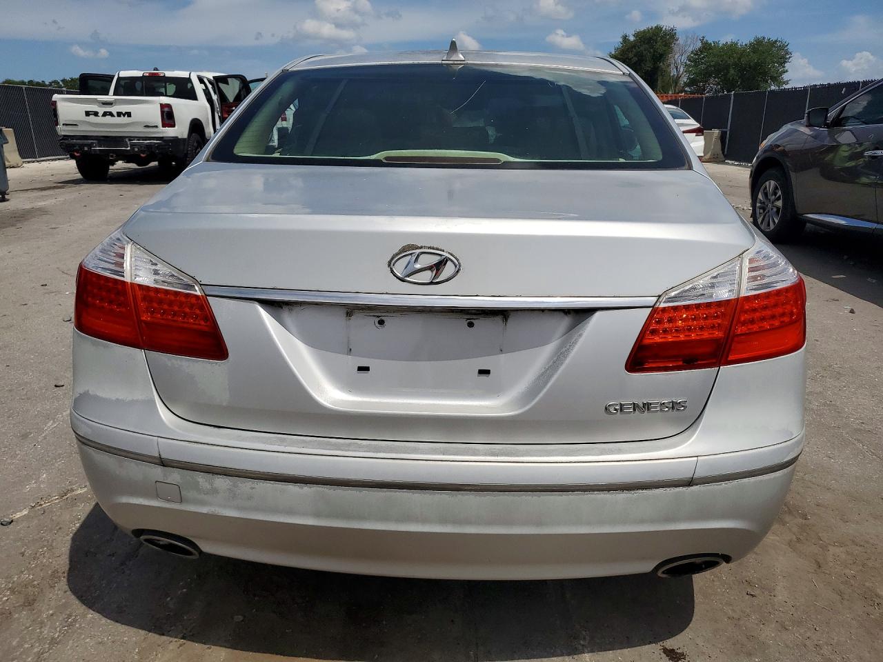 2009 Hyundai Genesis 3.8l Silver vin: KMHGC46E89U026802