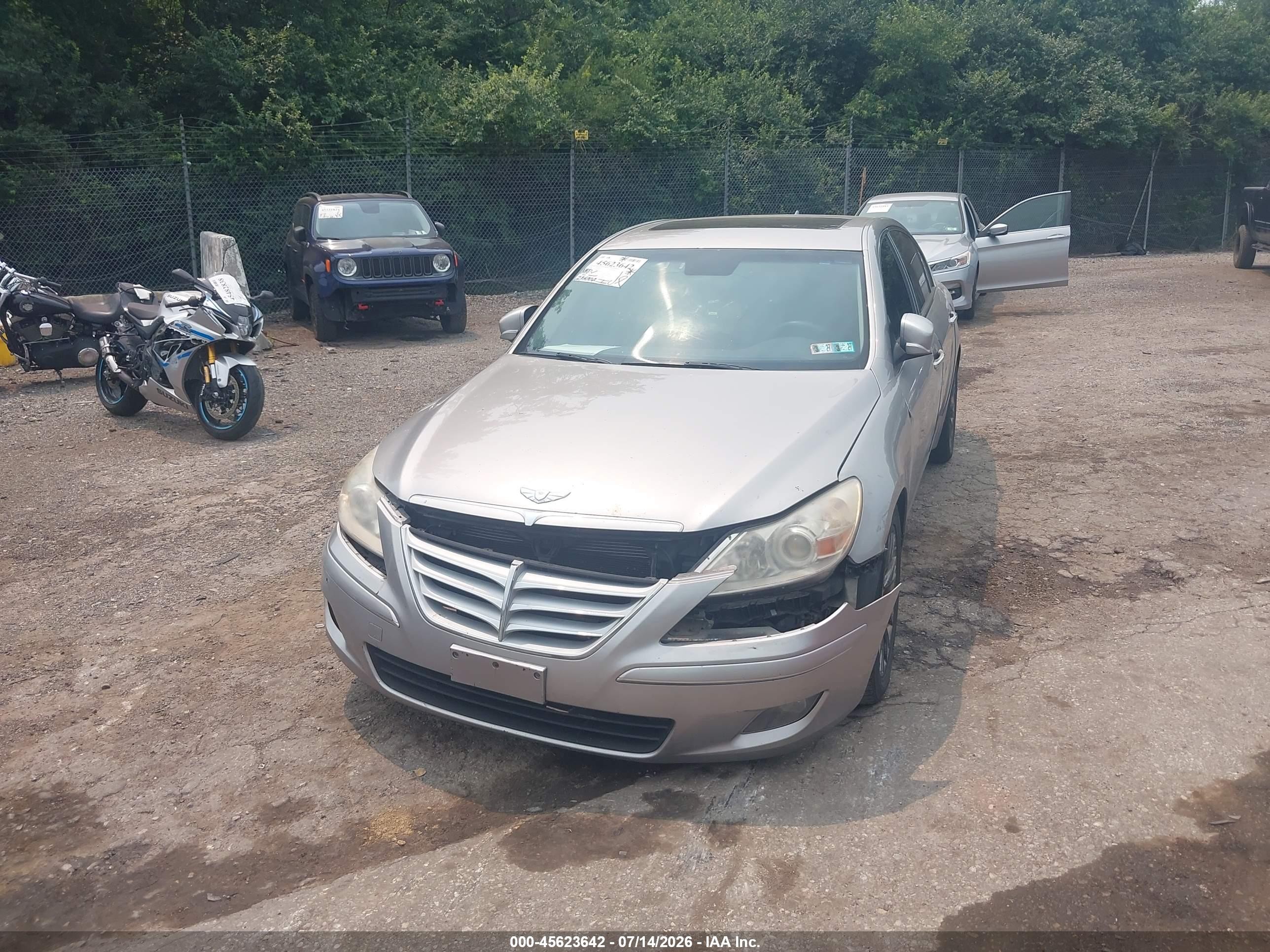 2009 Hyundai Genesis 3.8 Серебряный vin: KMHGC46E99U040983