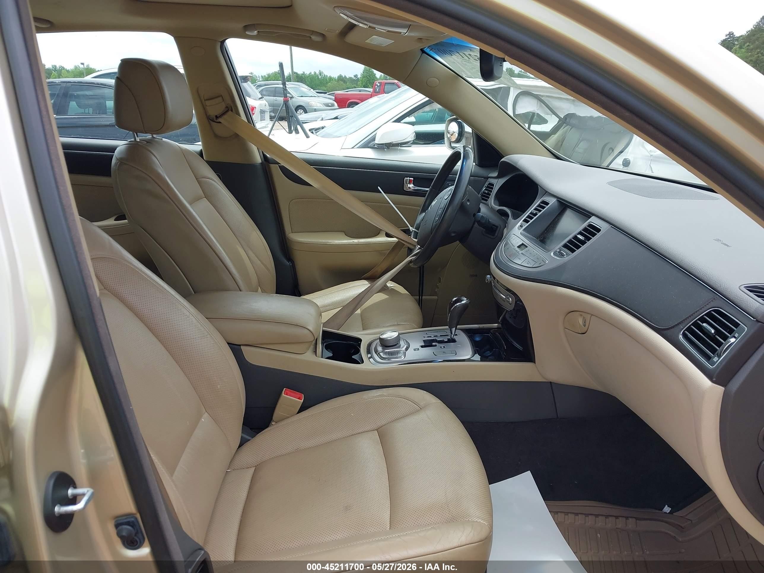 2009 Hyundai Genesis 3.8 Beige vin: KMHGC46EX9U033508