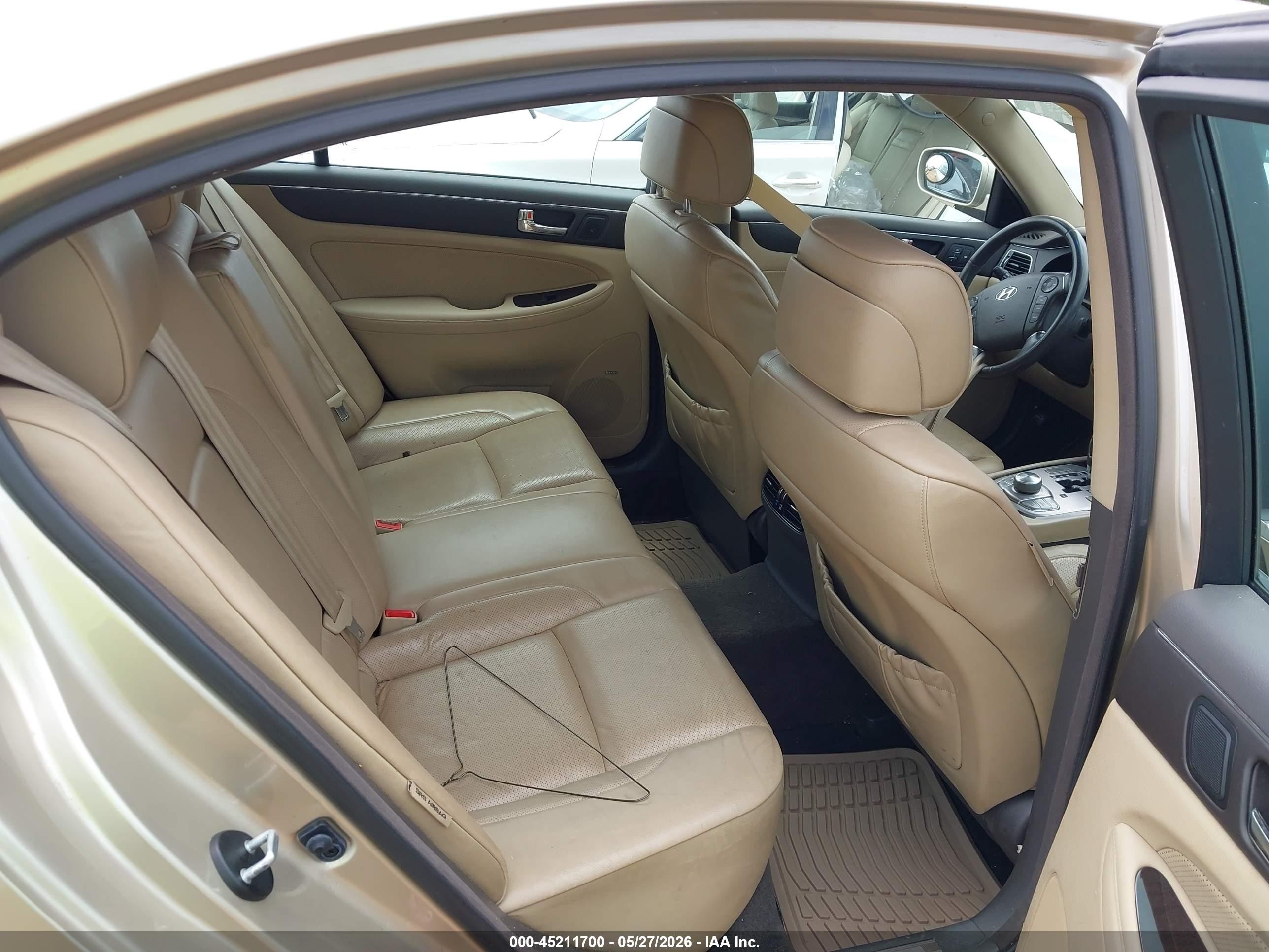 2009 Hyundai Genesis 3.8 Beige vin: KMHGC46EX9U033508