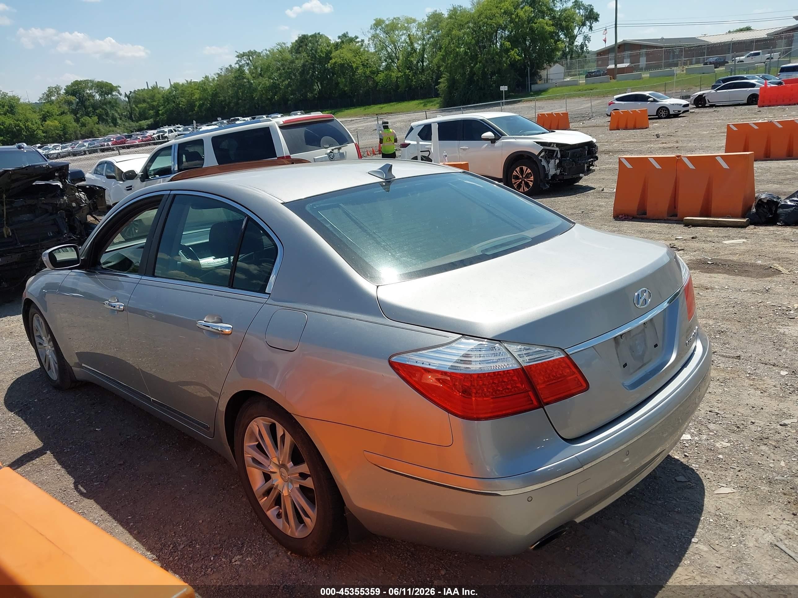 2009 Hyundai Genesis 4.6 Серебряный vin: KMHGC46F29U055298