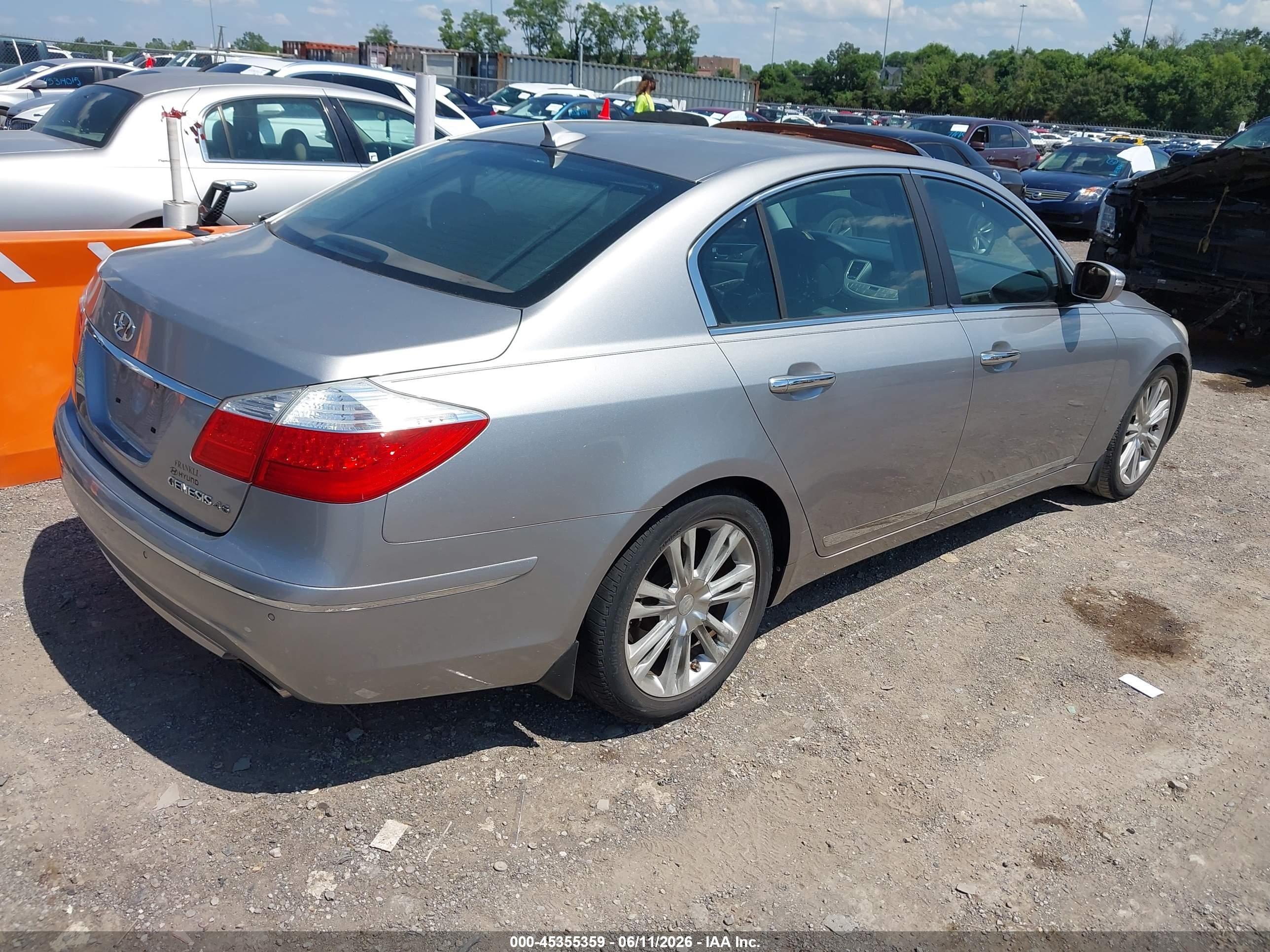 2009 Hyundai Genesis 4.6 Серебряный vin: KMHGC46F29U055298