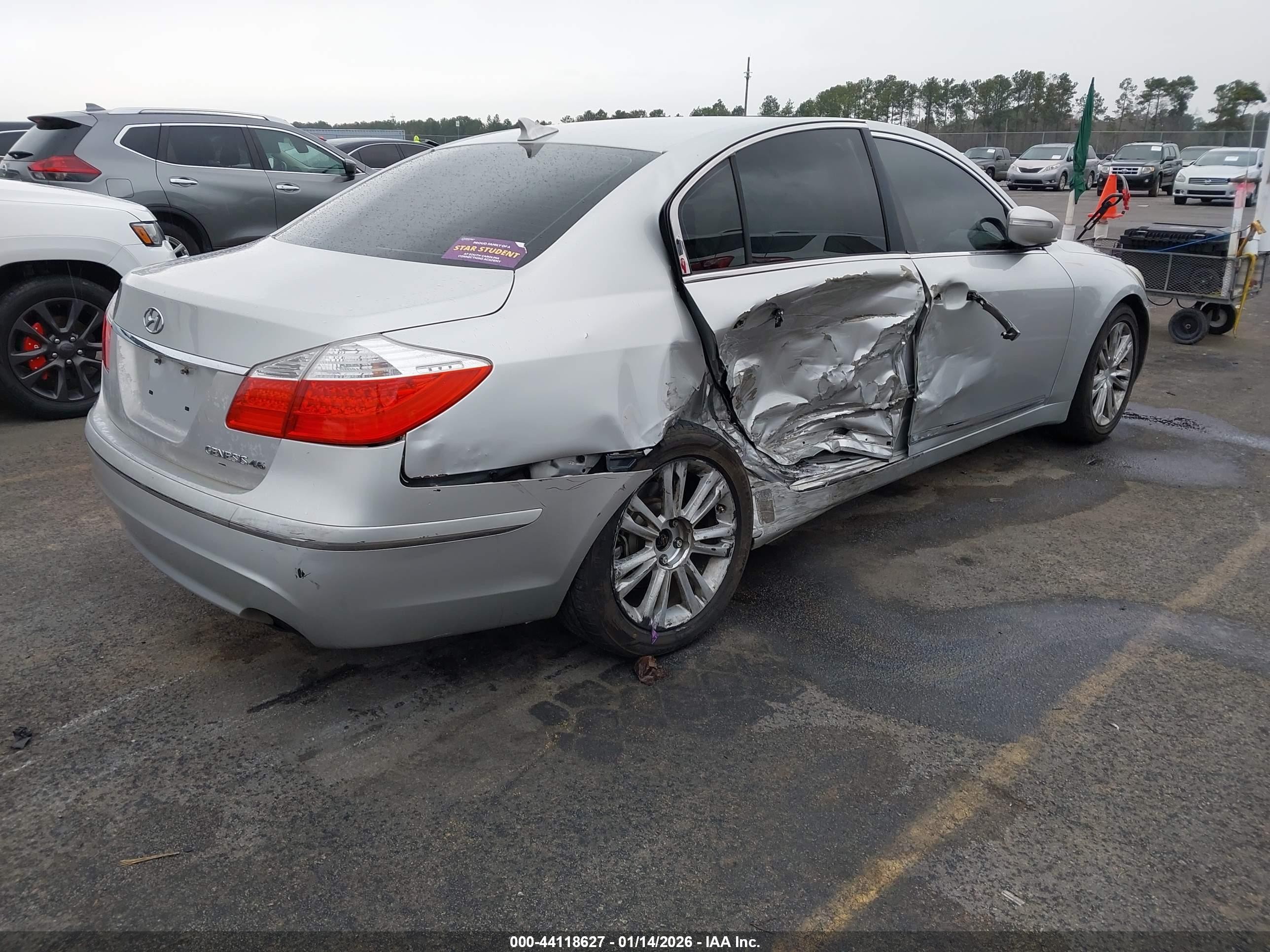 2009 Hyundai Genesis 4.6 Серебряный vin: KMHGC46F49U037935