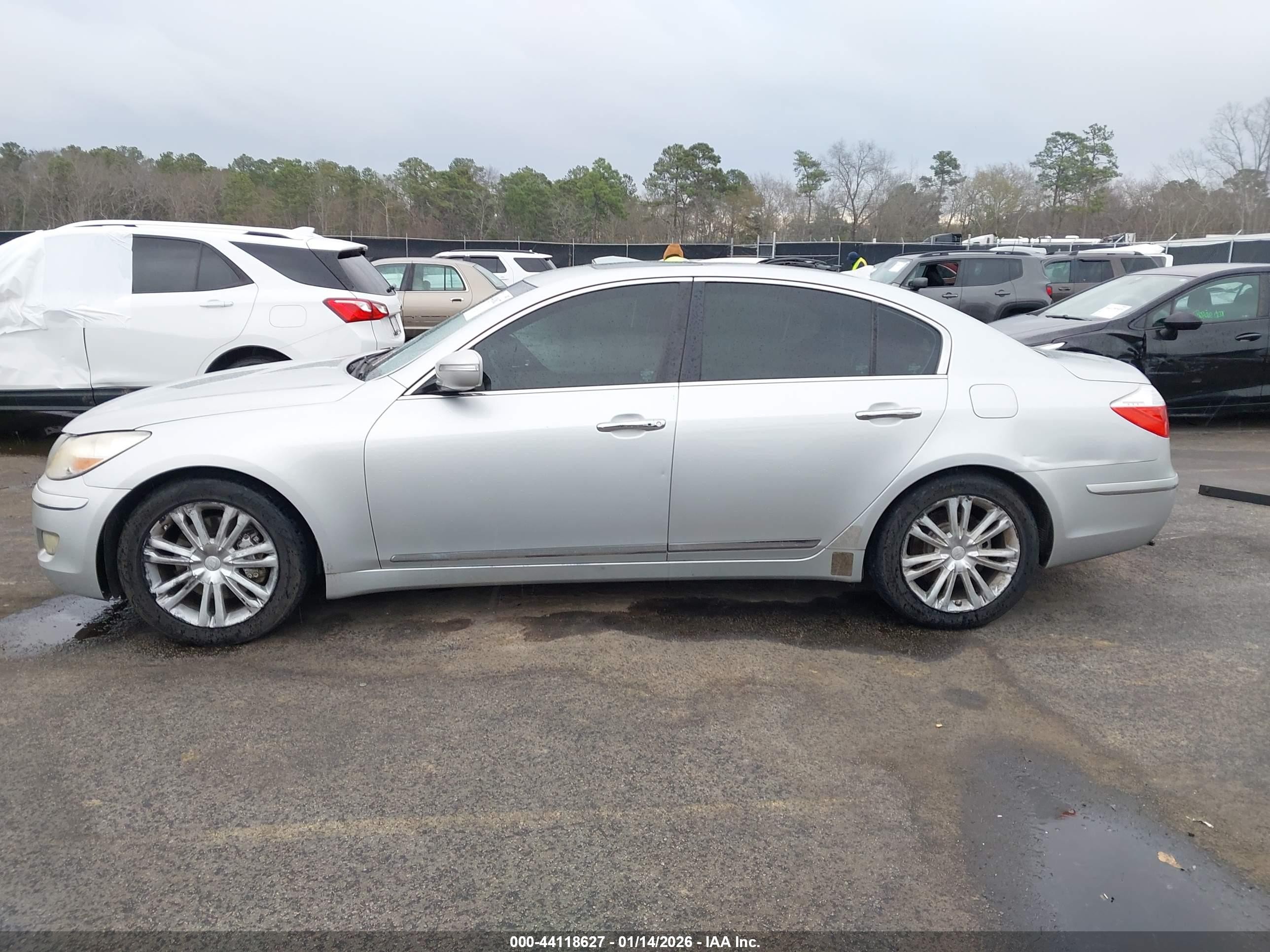 2009 Hyundai Genesis 4.6 Серебряный vin: KMHGC46F49U037935