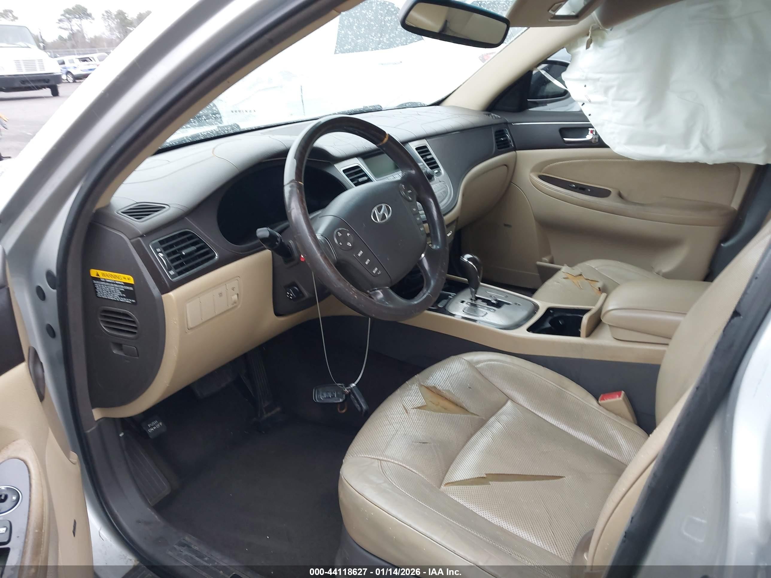 2009 Hyundai Genesis 4.6 Серебряный vin: KMHGC46F49U037935