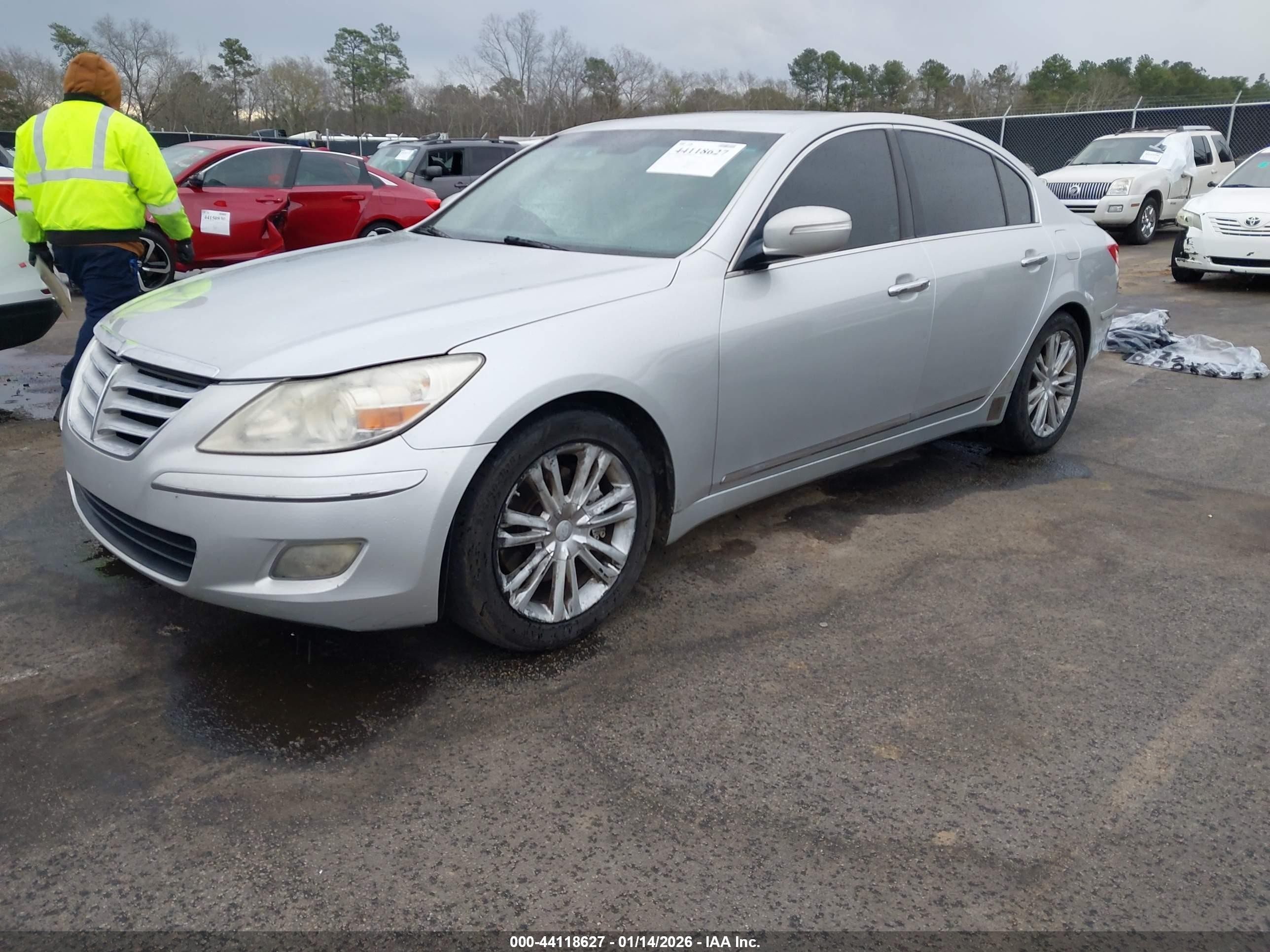 2009 Hyundai Genesis 4.6 Серебряный vin: KMHGC46F49U037935