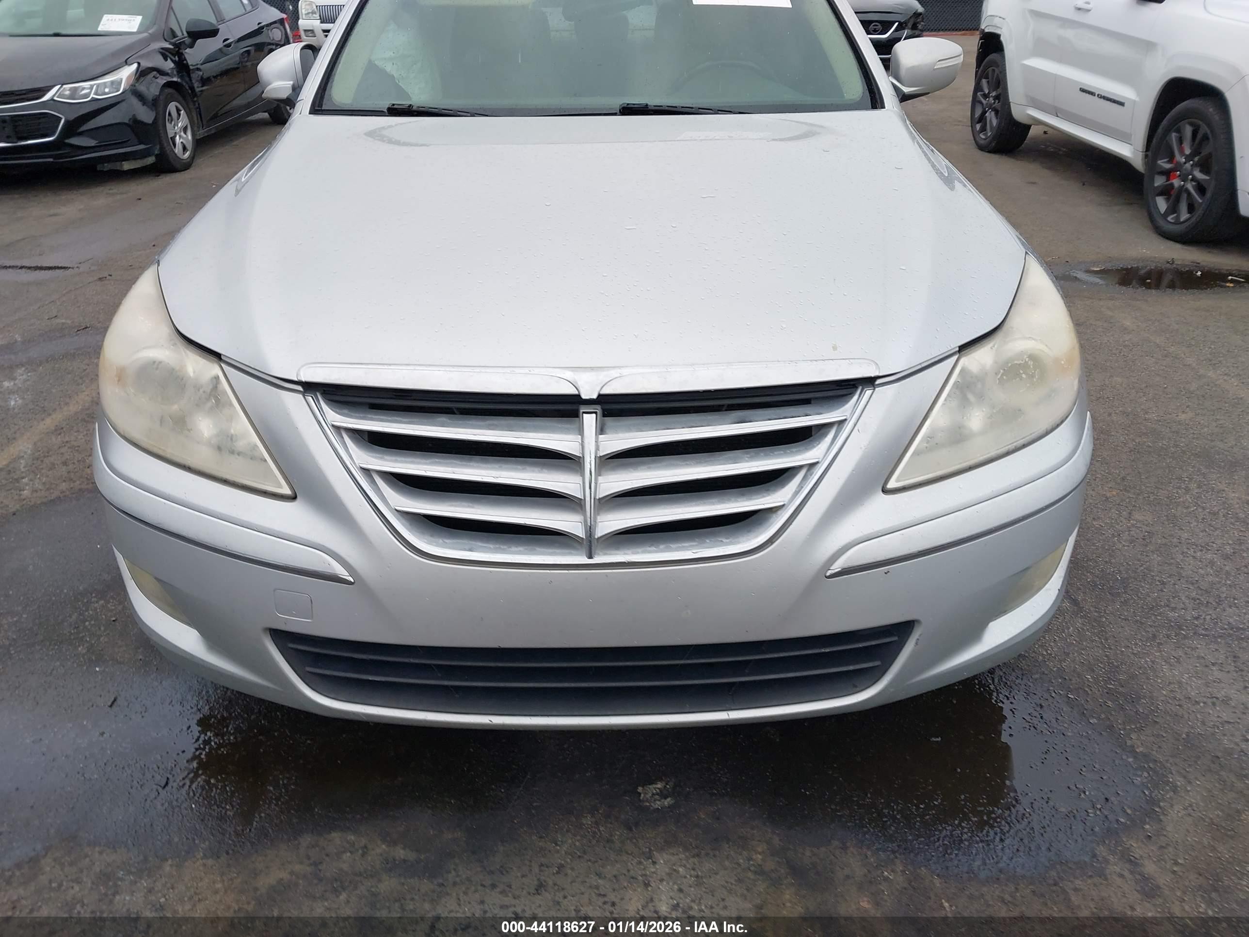 2009 Hyundai Genesis 4.6 Серебряный vin: KMHGC46F49U037935