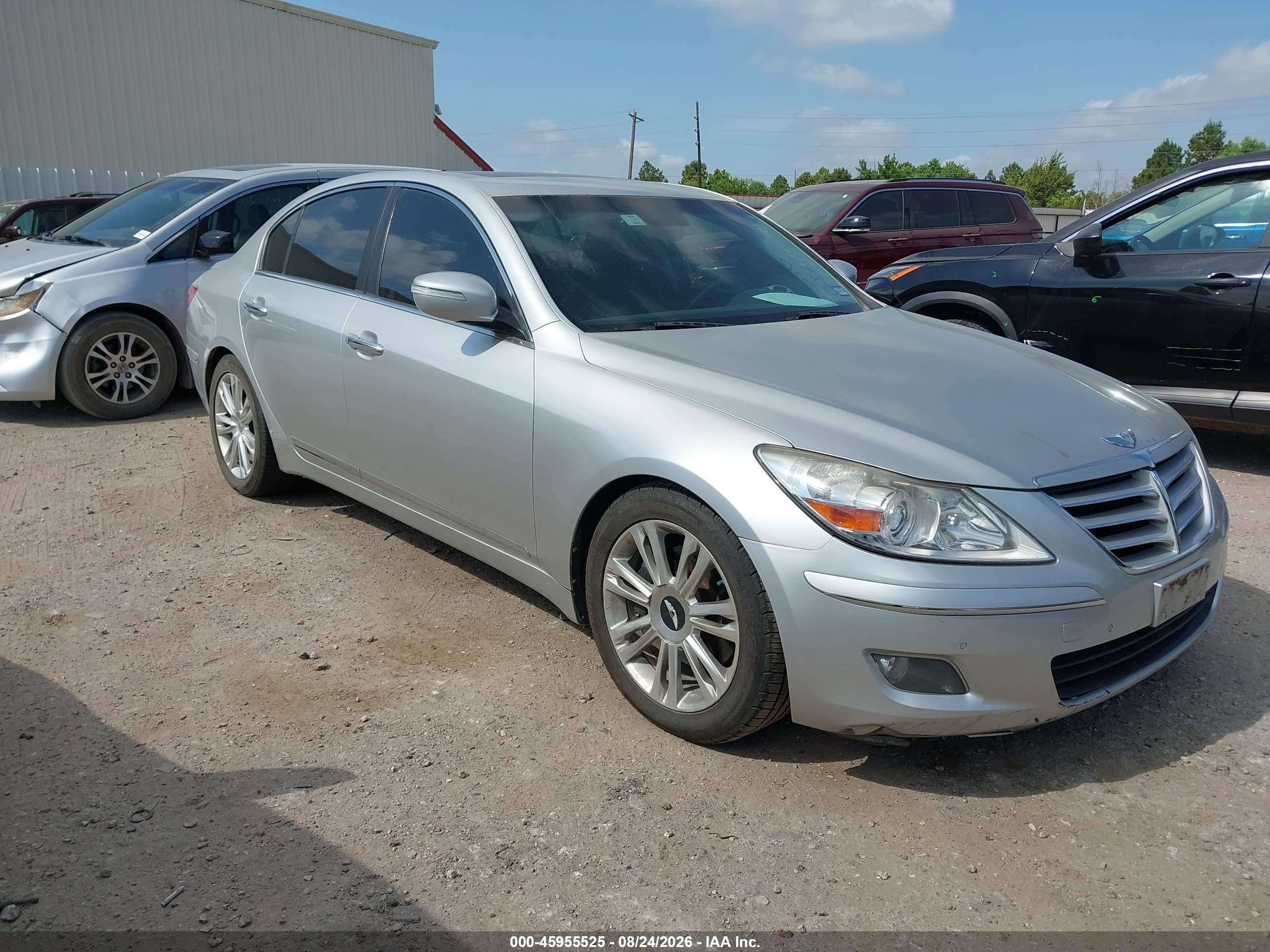 2009 Hyundai Genesis 4.6 Silver vin: KMHGC46F49U040379