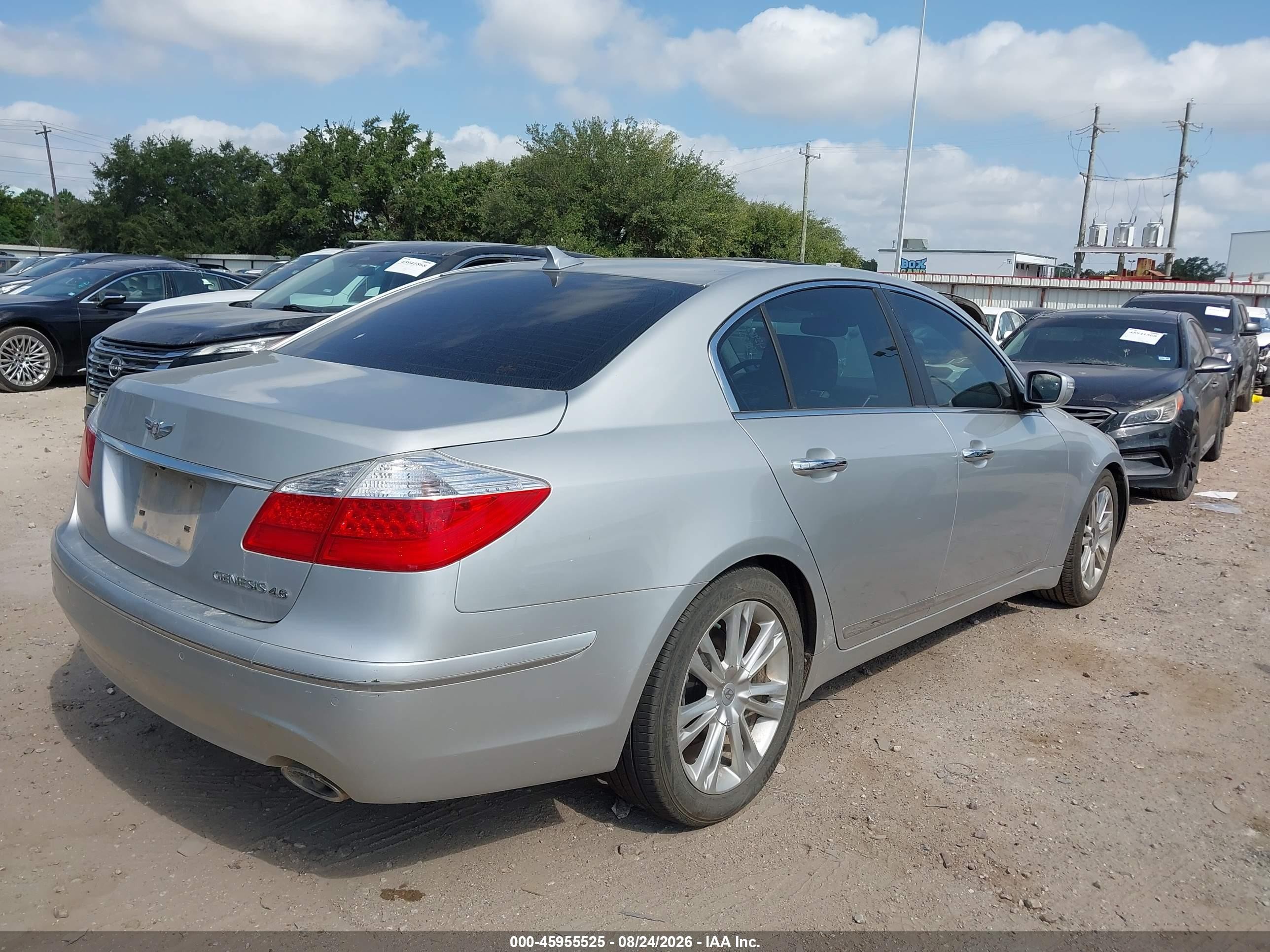 2009 Hyundai Genesis 4.6 Silver vin: KMHGC46F49U040379