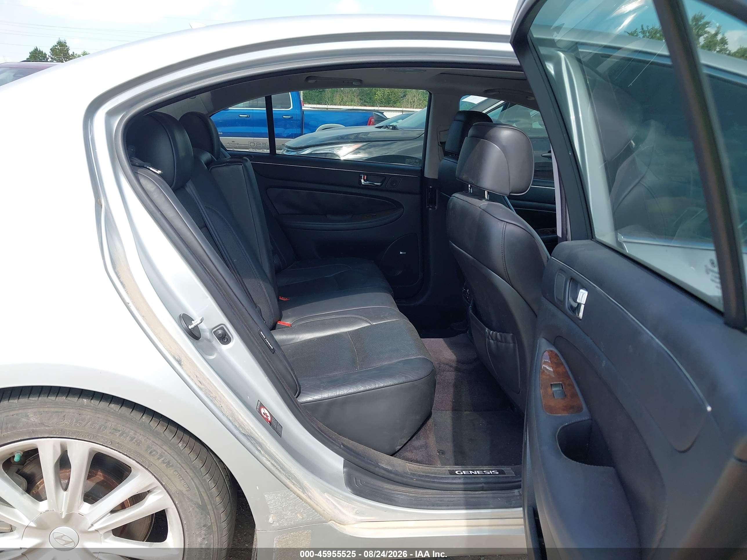 2009 Hyundai Genesis 4.6 Silver vin: KMHGC46F49U040379