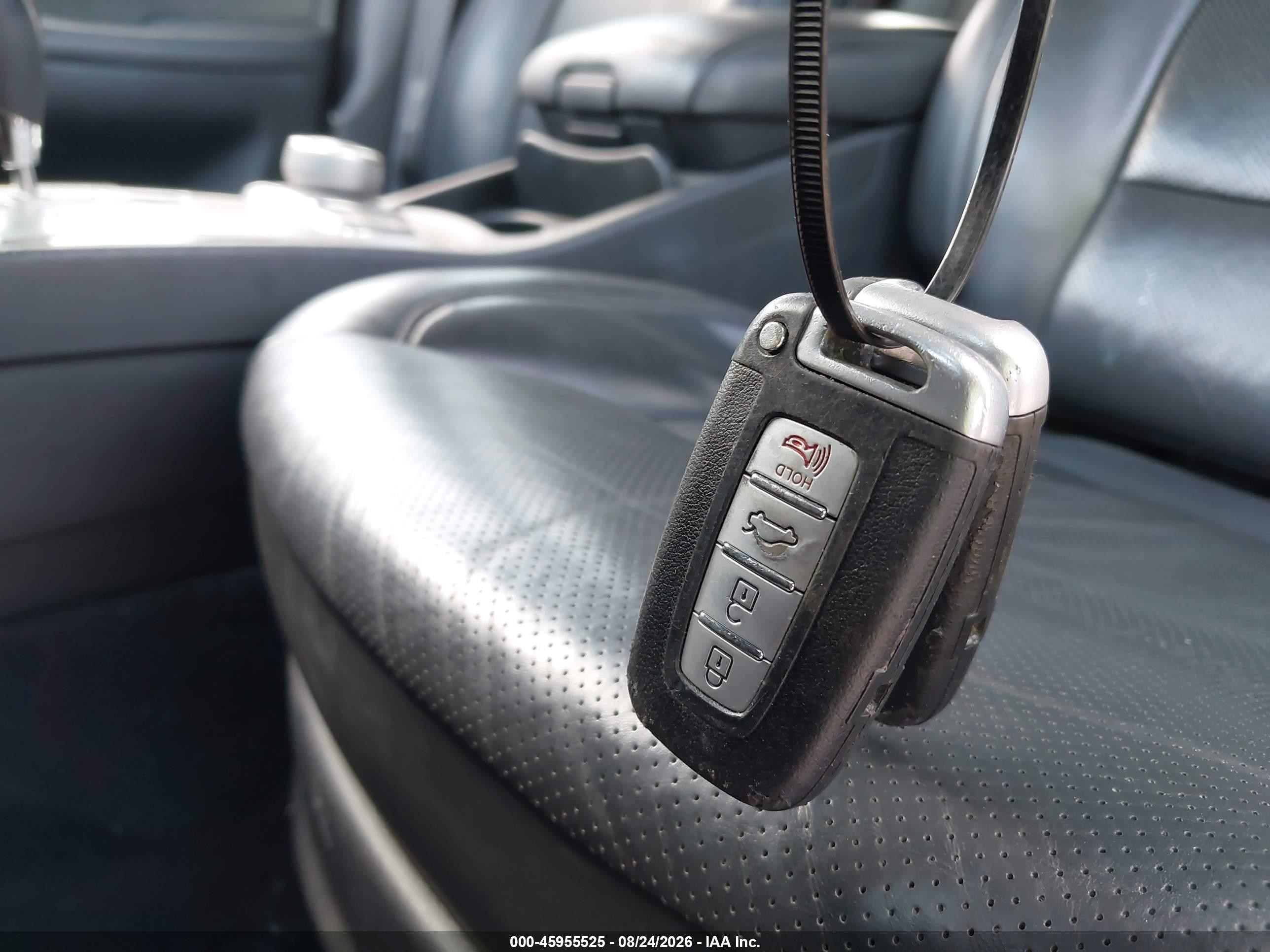 2009 Hyundai Genesis 4.6 Silver vin: KMHGC46F49U040379