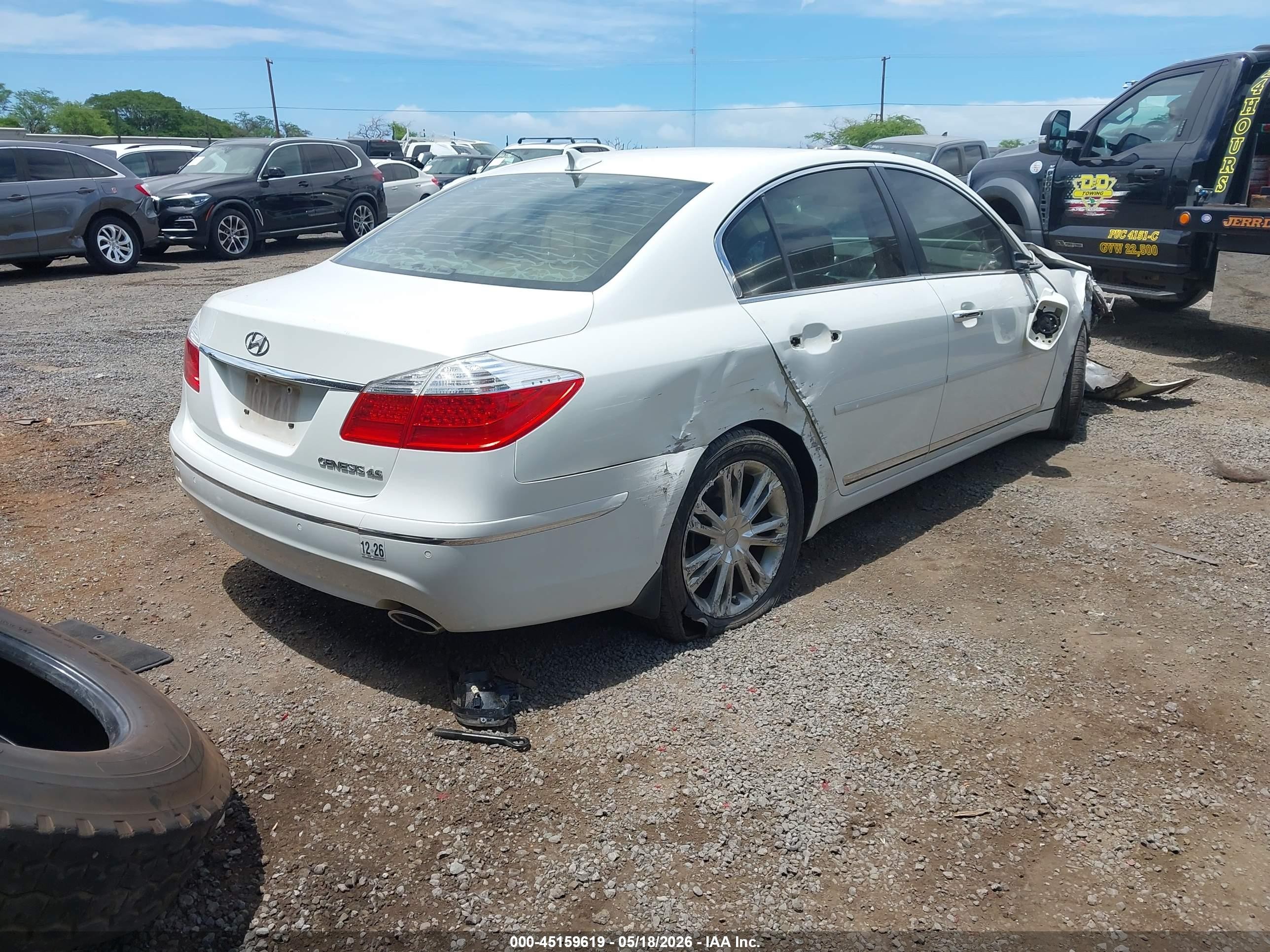 2009 Hyundai Genesis 4.6 White vin: KMHGC46F49U042228