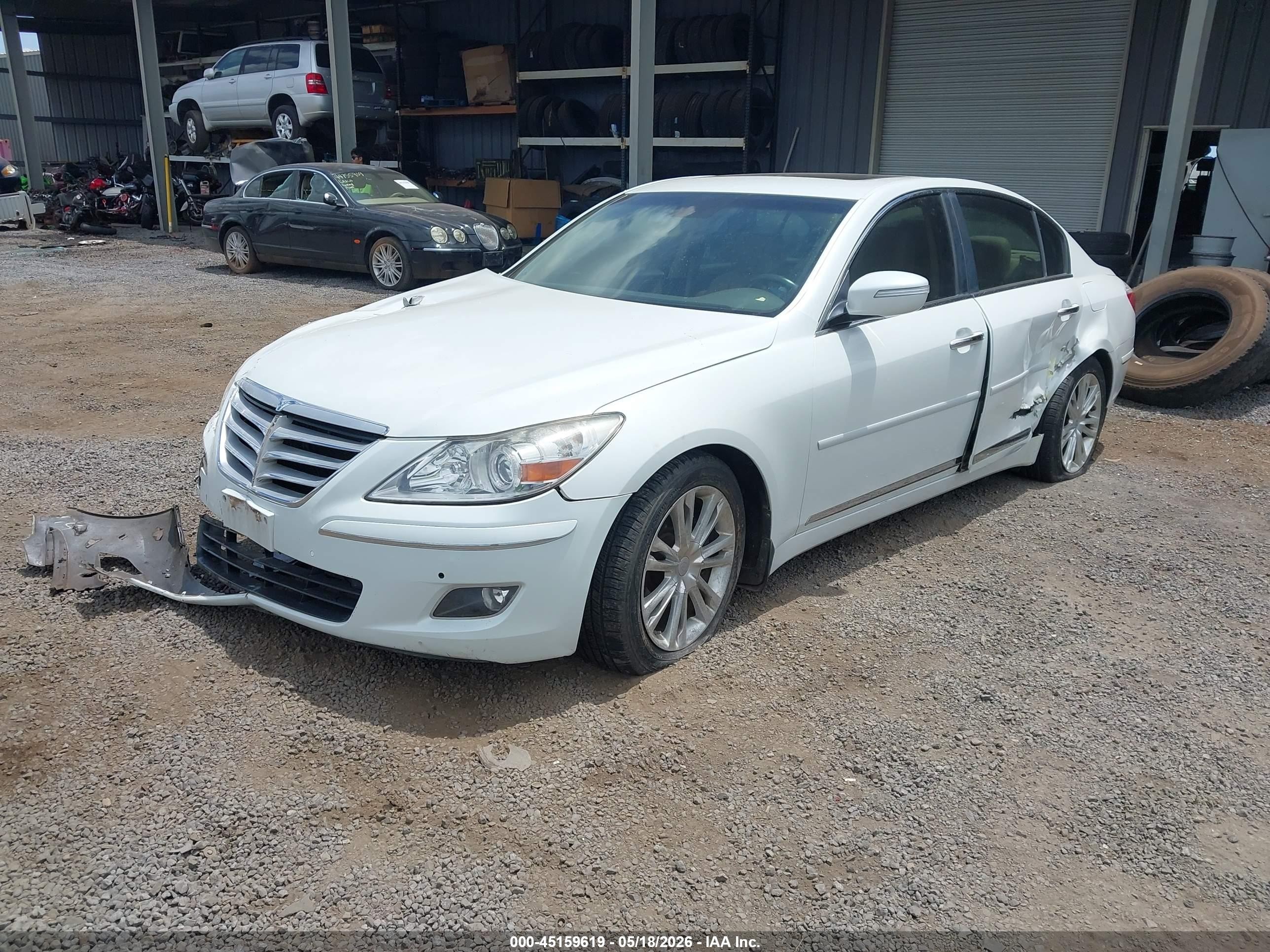 2009 Hyundai Genesis 4.6 White vin: KMHGC46F49U042228