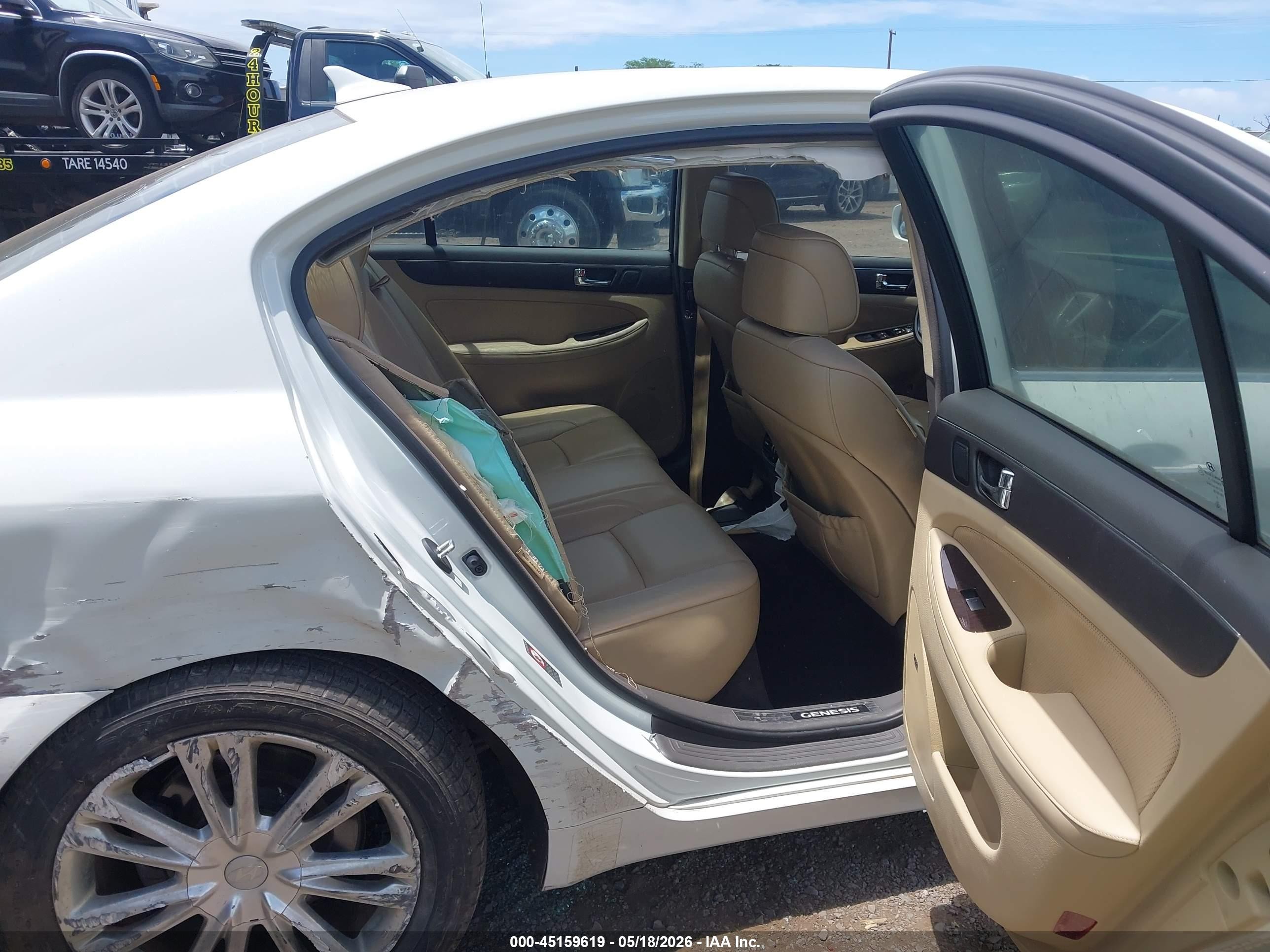 2009 Hyundai Genesis 4.6 White vin: KMHGC46F49U042228