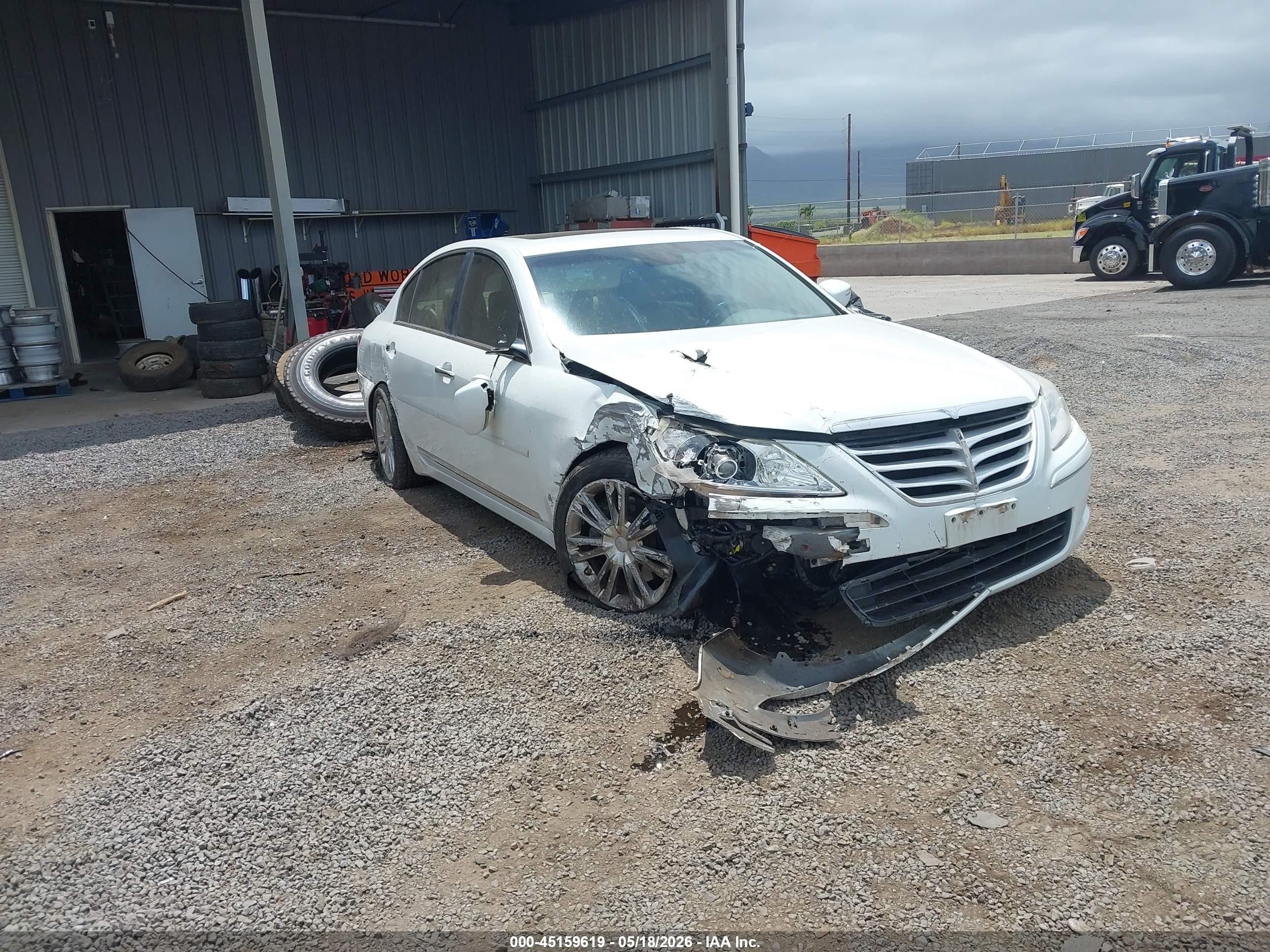 2009 Hyundai Genesis 4.6 White vin: KMHGC46F49U042228