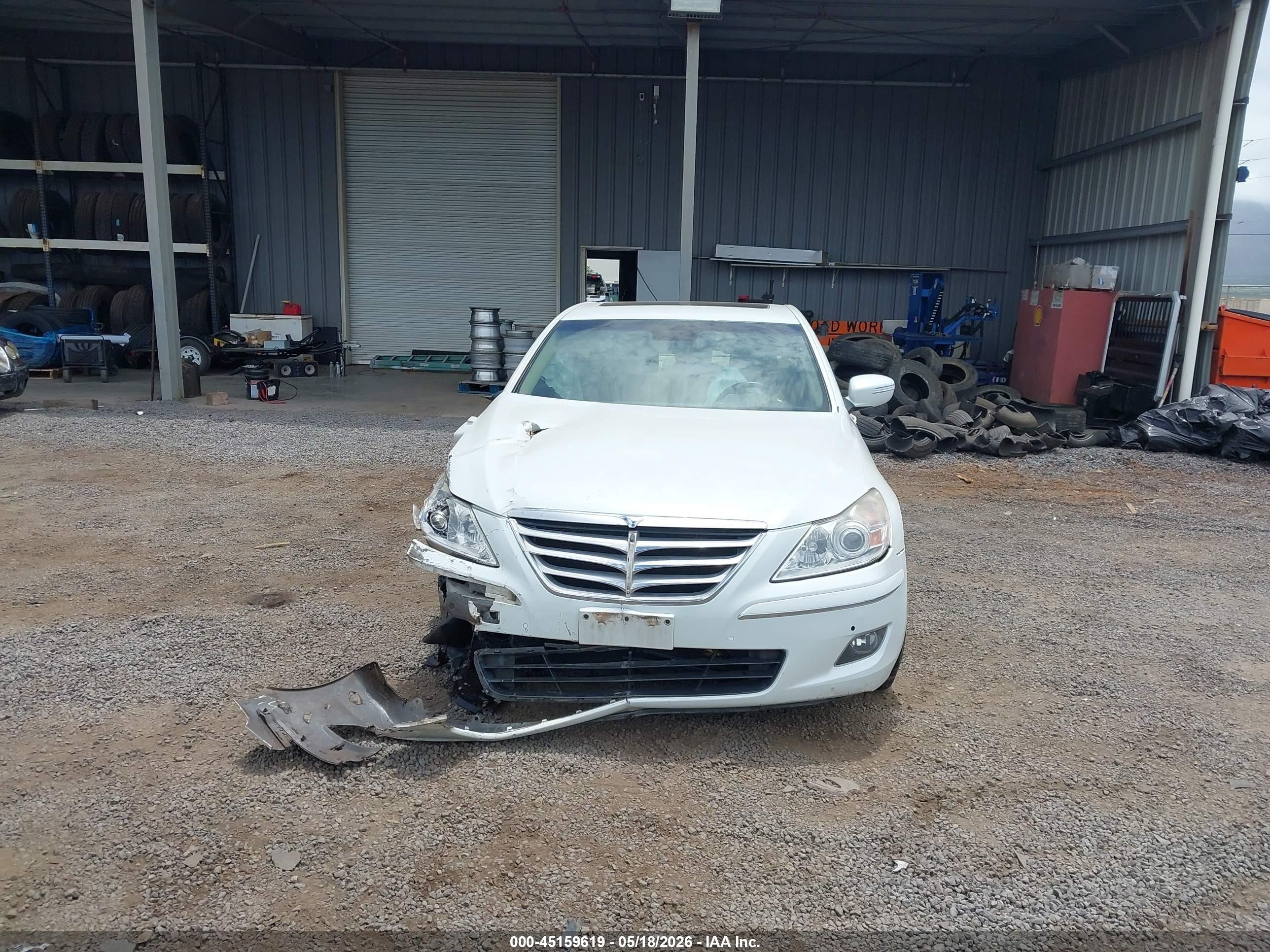 2009 Hyundai Genesis 4.6 White vin: KMHGC46F49U042228