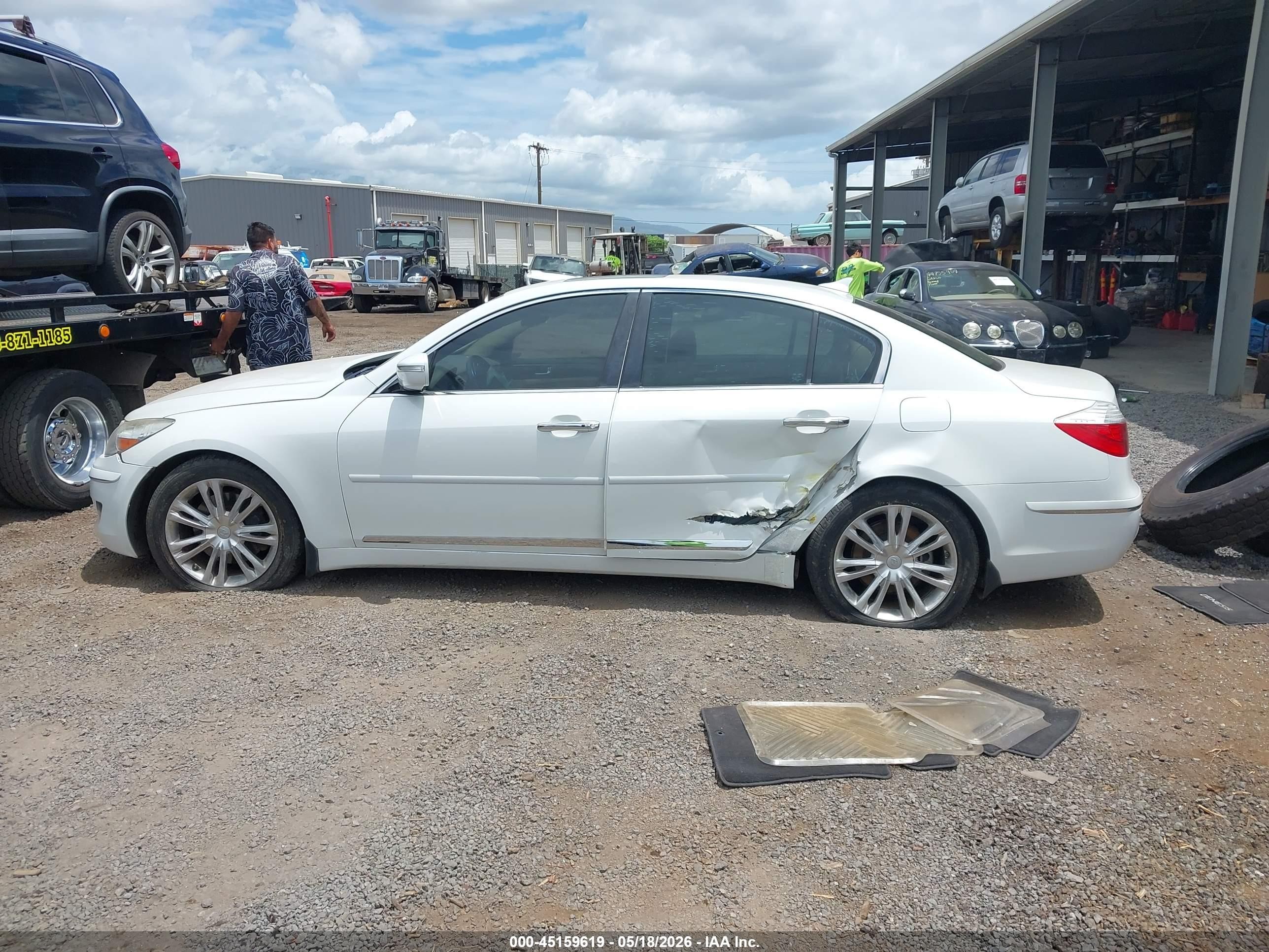 2009 Hyundai Genesis 4.6 White vin: KMHGC46F49U042228