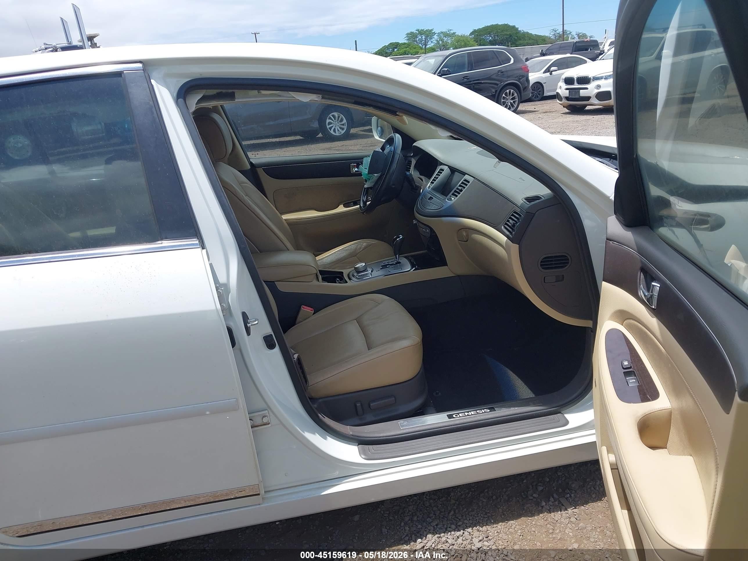 2009 Hyundai Genesis 4.6 White vin: KMHGC46F49U042228