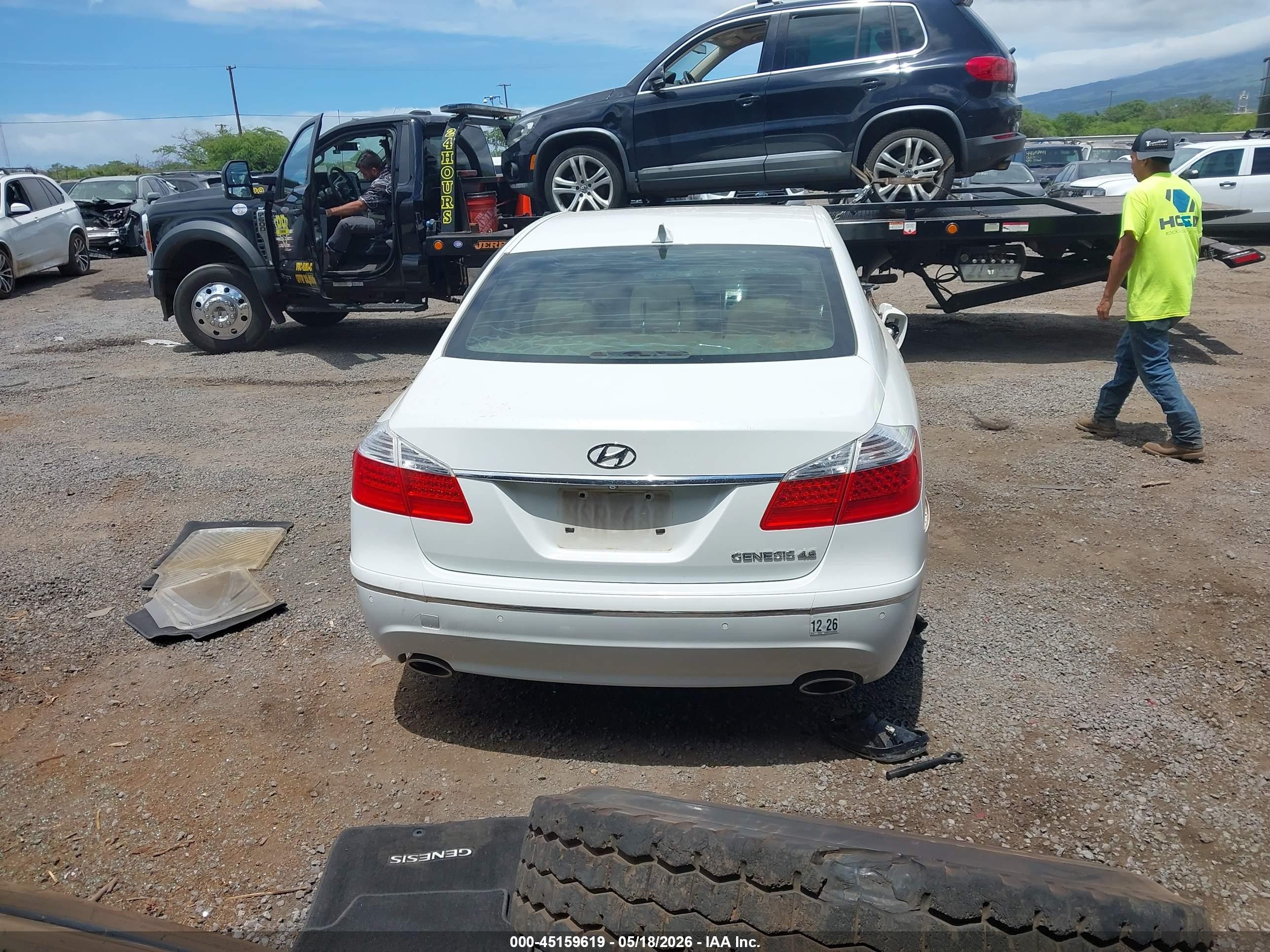2009 Hyundai Genesis 4.6 White vin: KMHGC46F49U042228