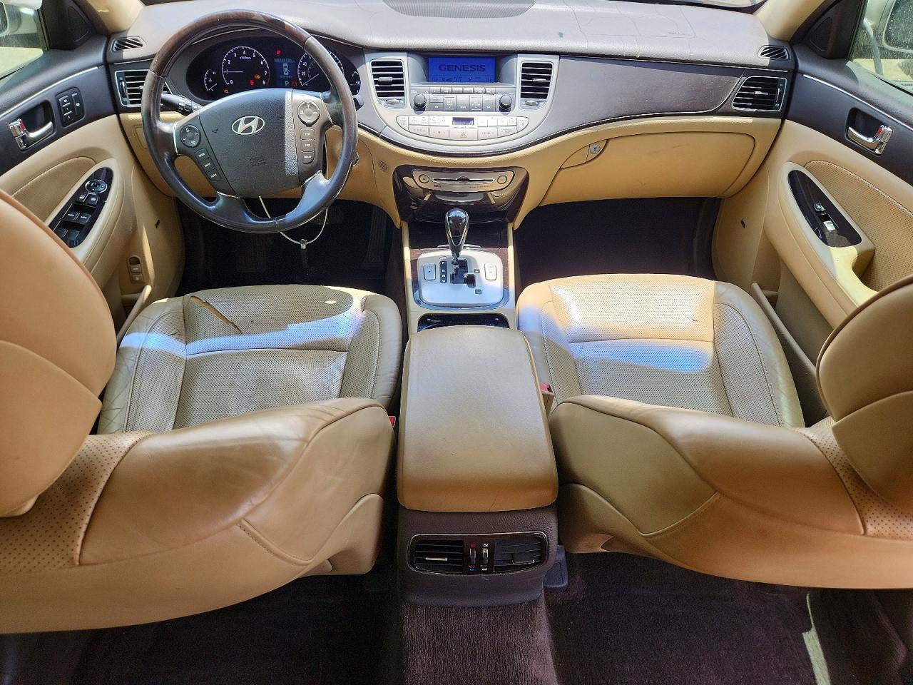 2009 Hyundai Genesis 4.6l Silver vin: KMHGC46F69U047141