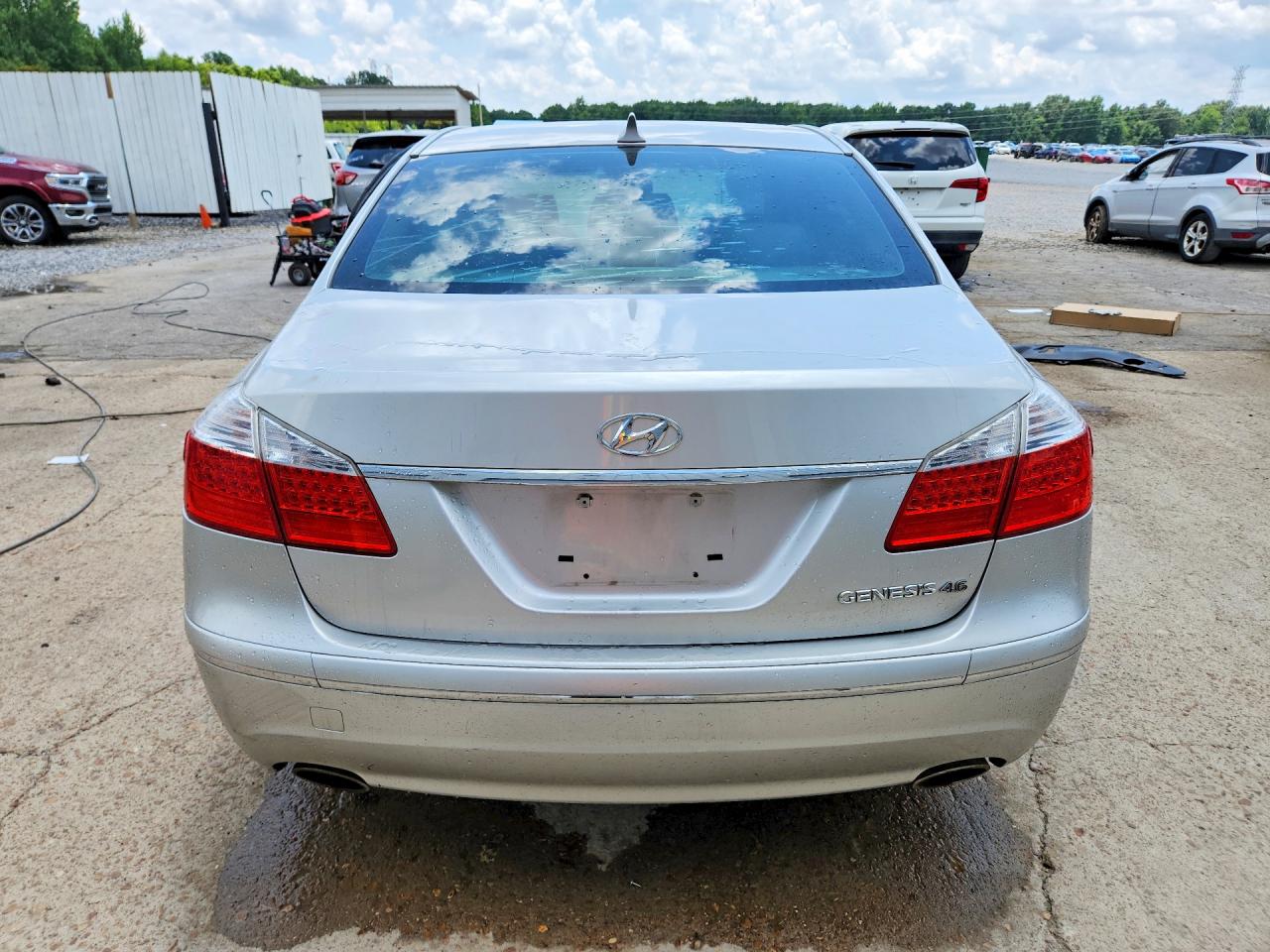2009 Hyundai Genesis 4.6l Silver vin: KMHGC46F69U047141