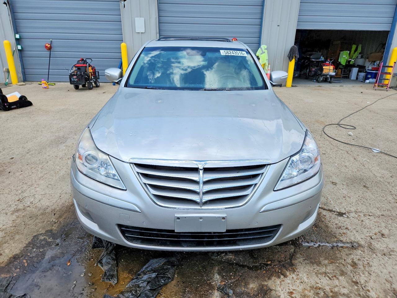 2009 Hyundai Genesis 4.6l Silver vin: KMHGC46F69U047141
