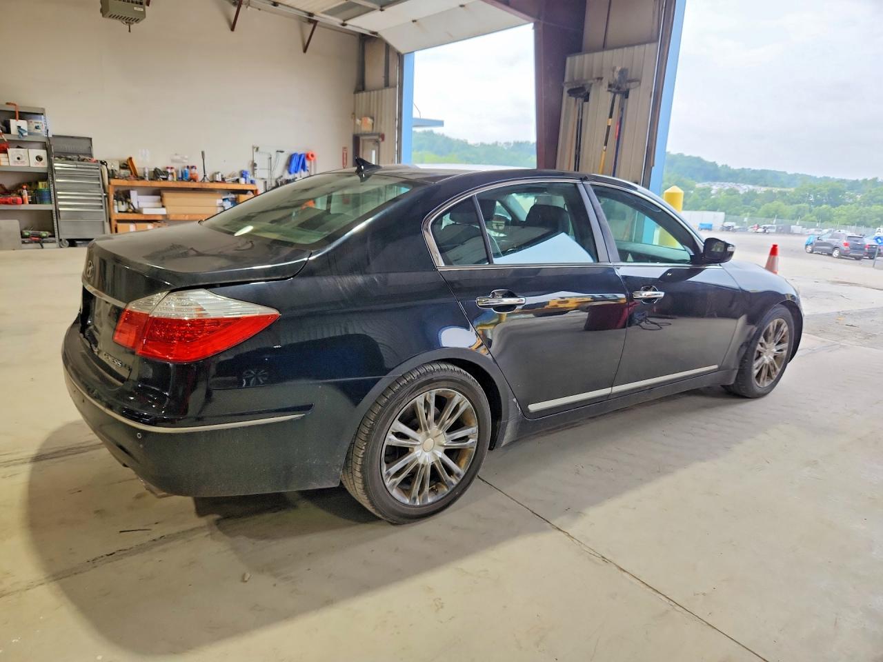 2009 Hyundai Genesis 4.6l Black vin: KMHGC46F89U032110