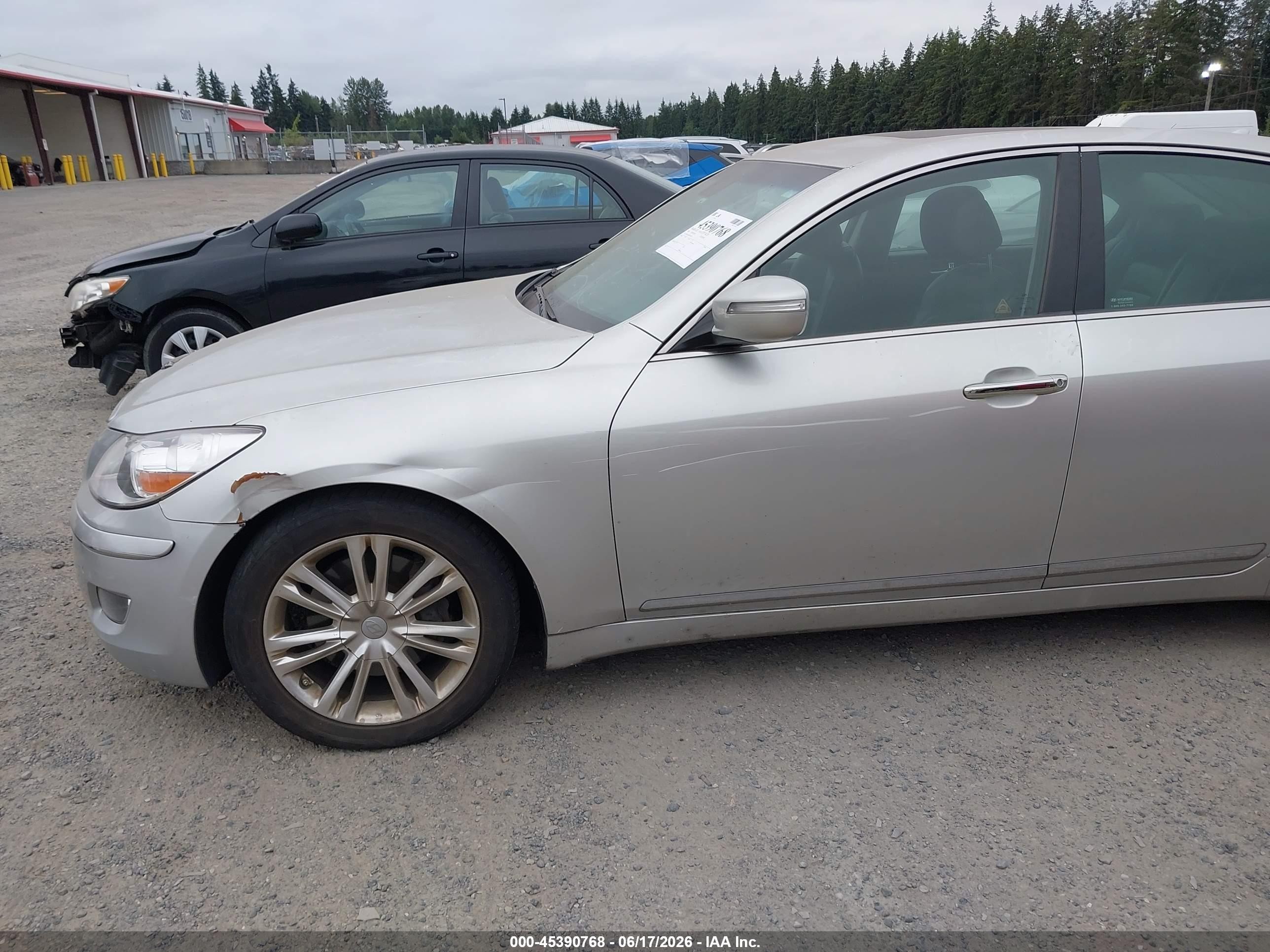 2009 Hyundai Genesis 4.6 Silver vin: KMHGC46F89U065107