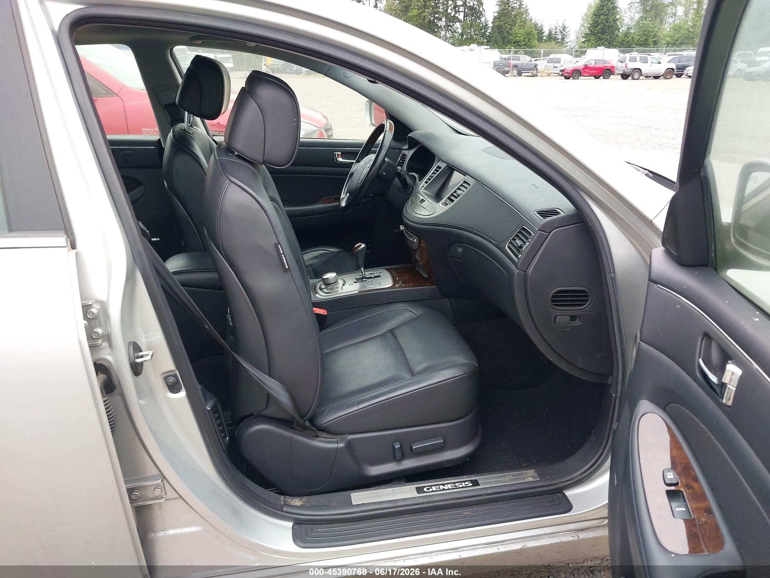 2009 Hyundai Genesis 4.6 Silver vin: KMHGC46F89U065107