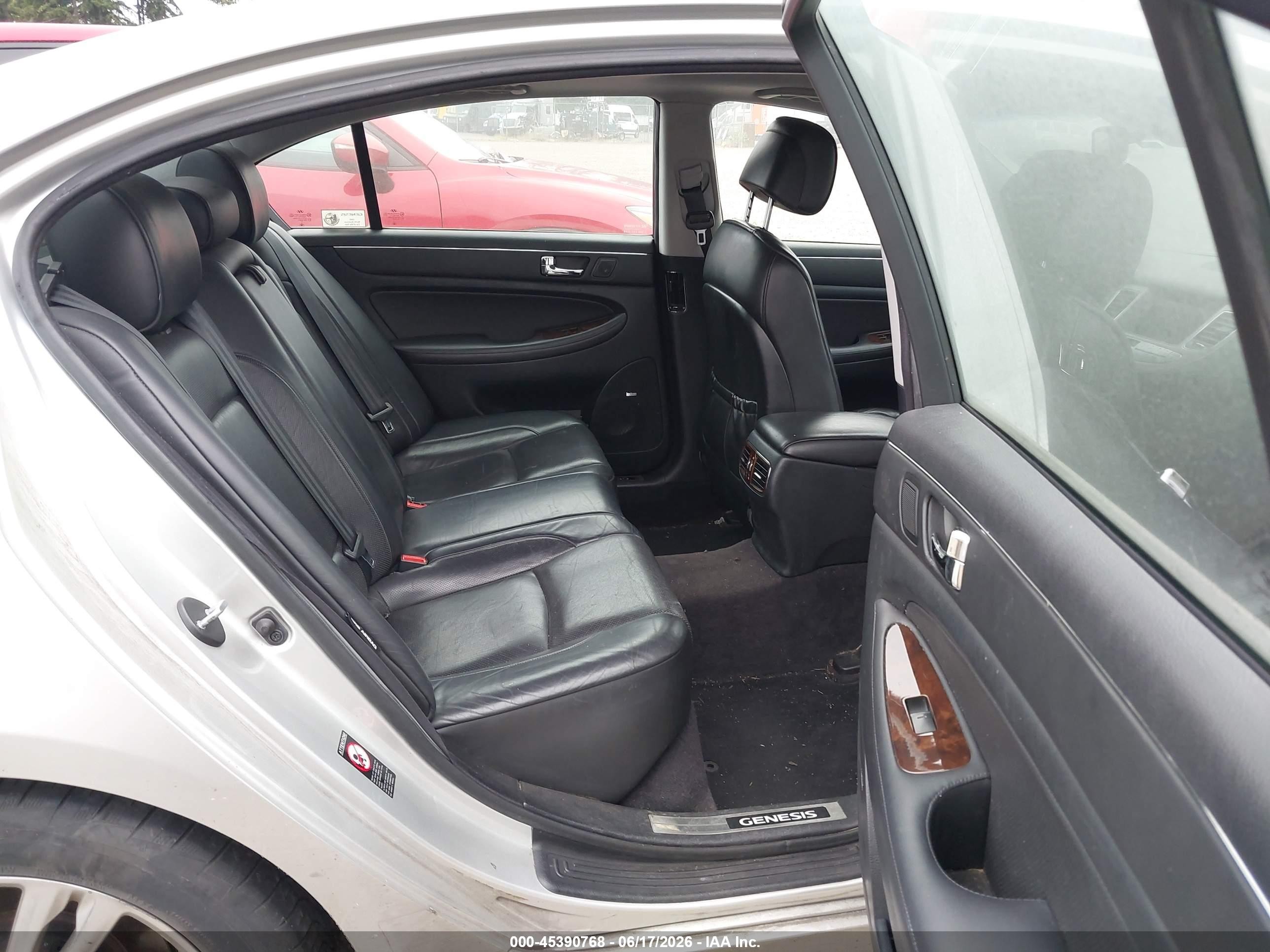 2009 Hyundai Genesis 4.6 Silver vin: KMHGC46F89U065107