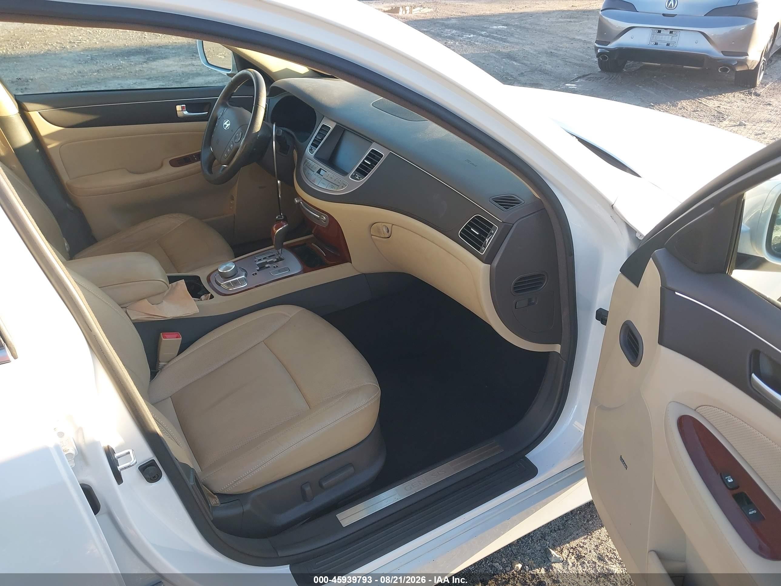 2012 Hyundai Genesis 3.8 White vin: KMHGC4DD0CU171835