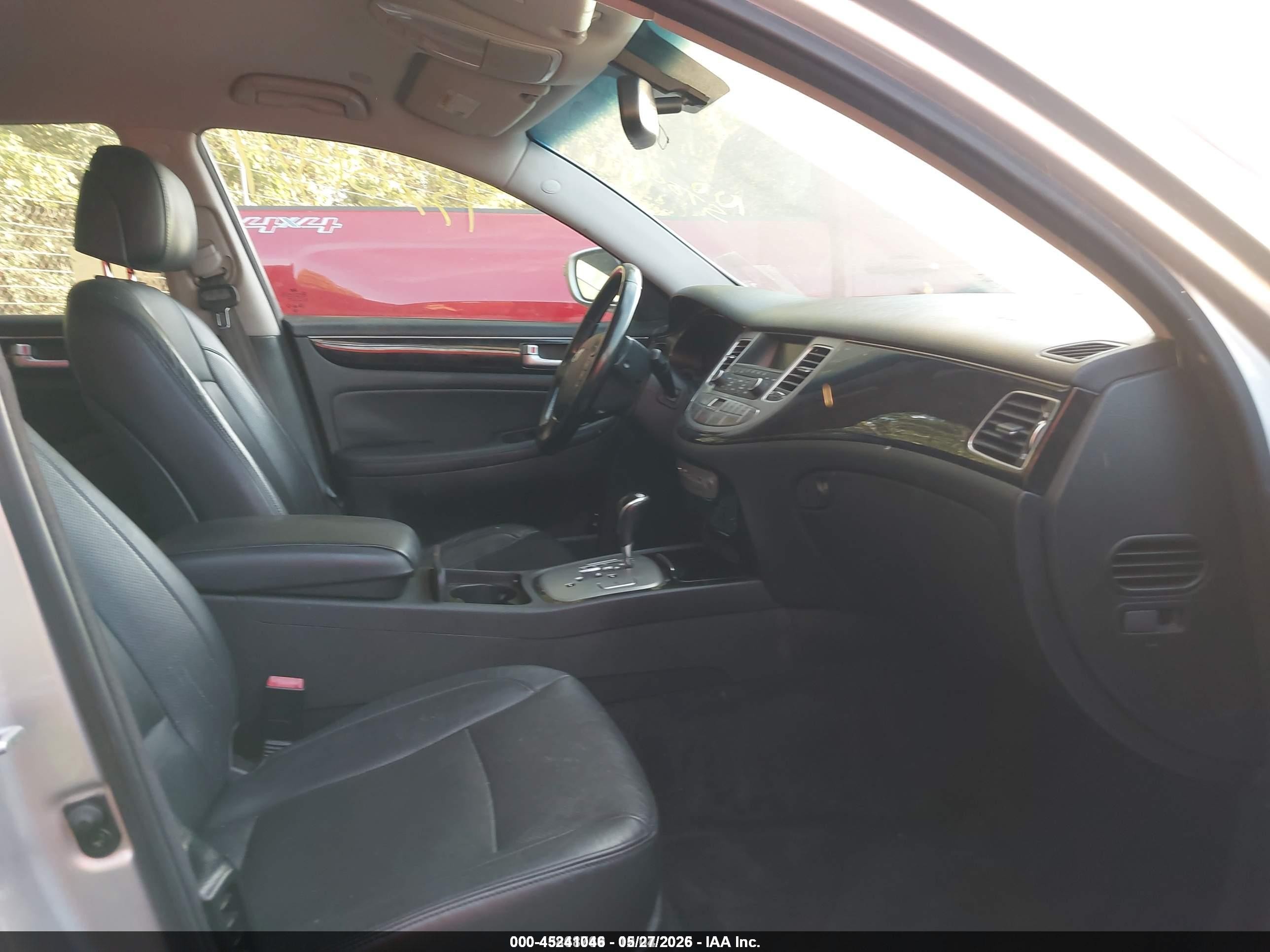 2013 Hyundai Genesis 3.8 Серебряный vin: KMHGC4DD0DU212773