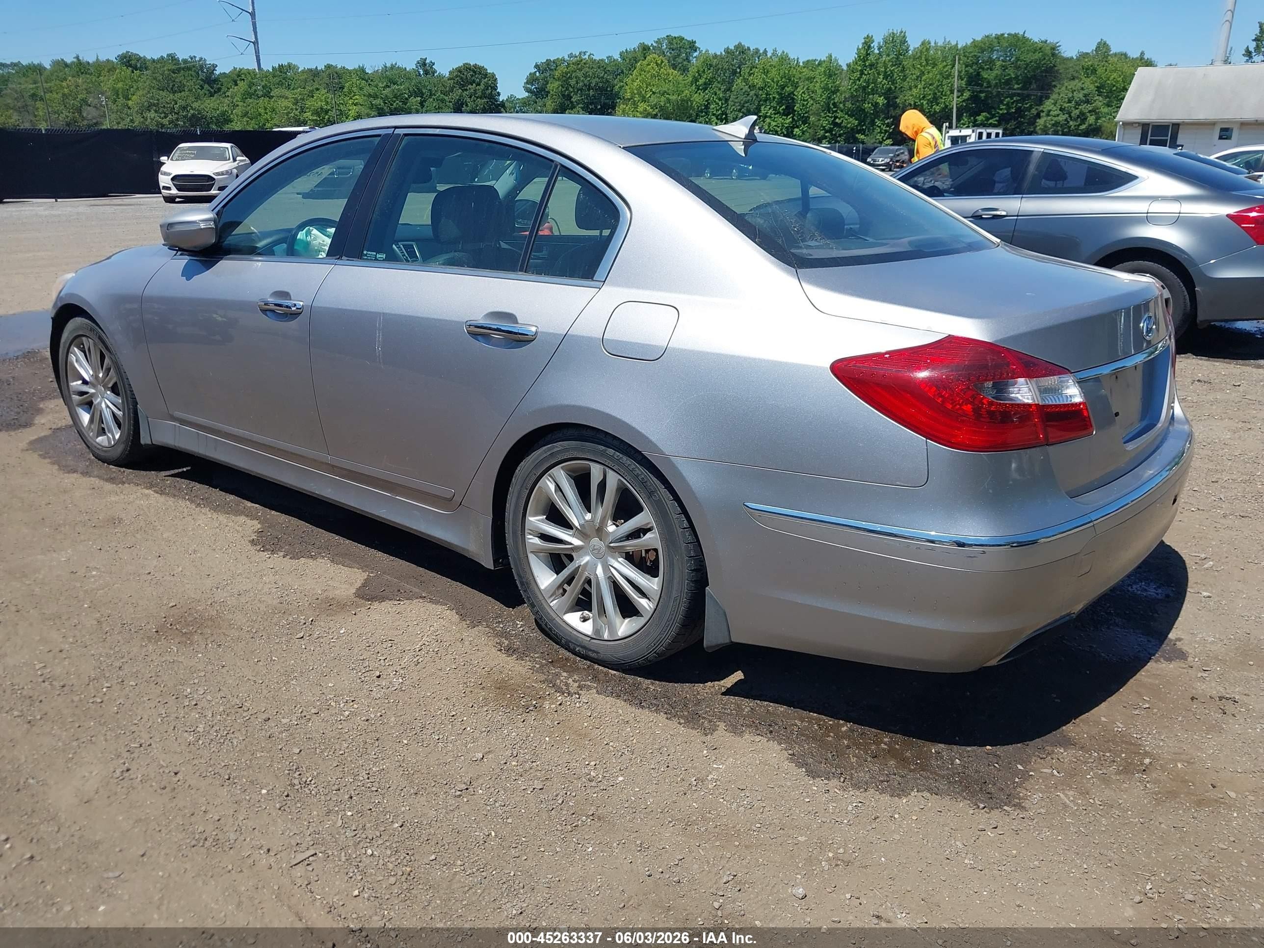 2013 Hyundai Genesis 3.8 Silver vin: KMHGC4DD0DU213406