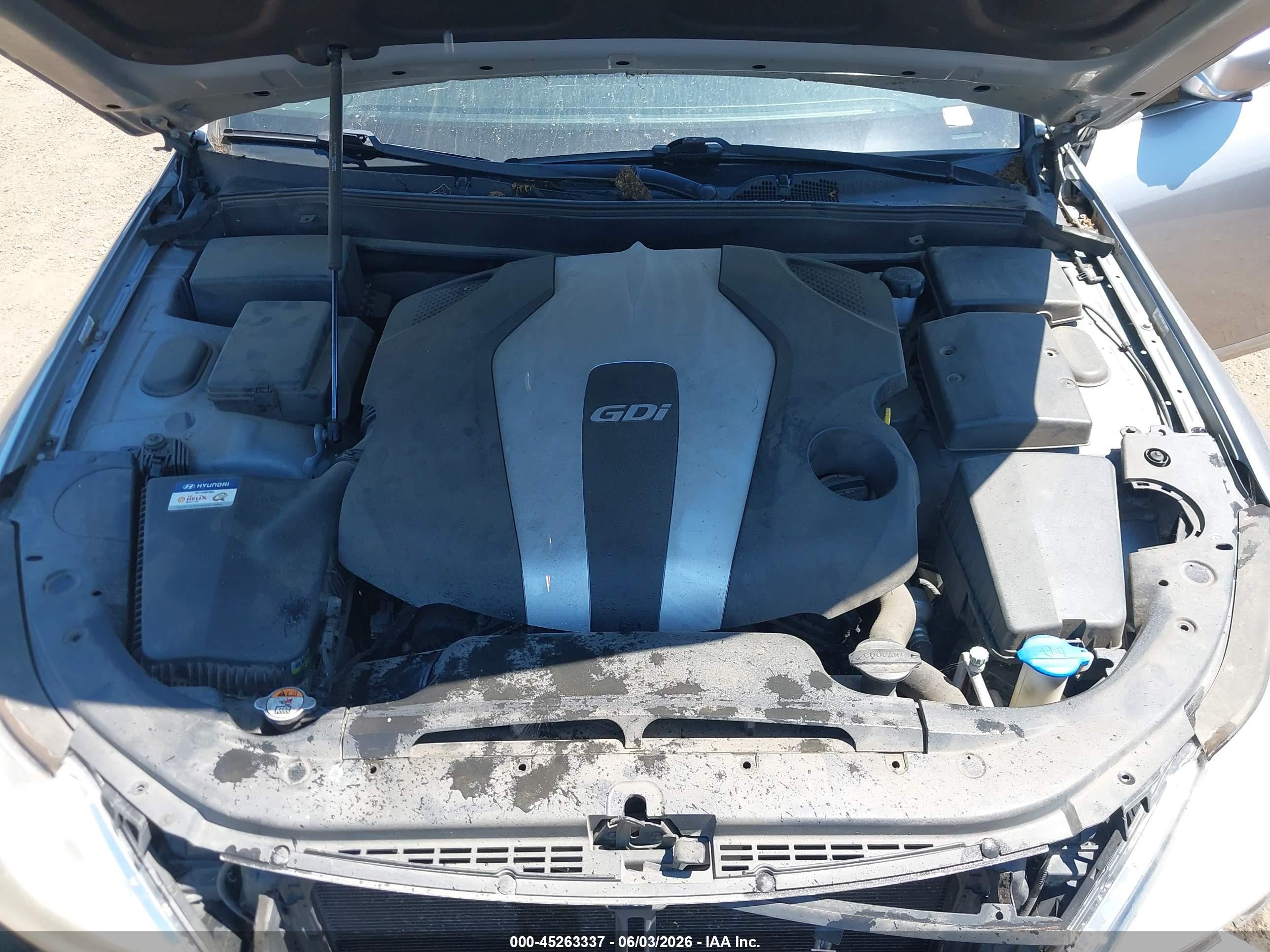 2013 Hyundai Genesis 3.8 Silver vin: KMHGC4DD0DU213406