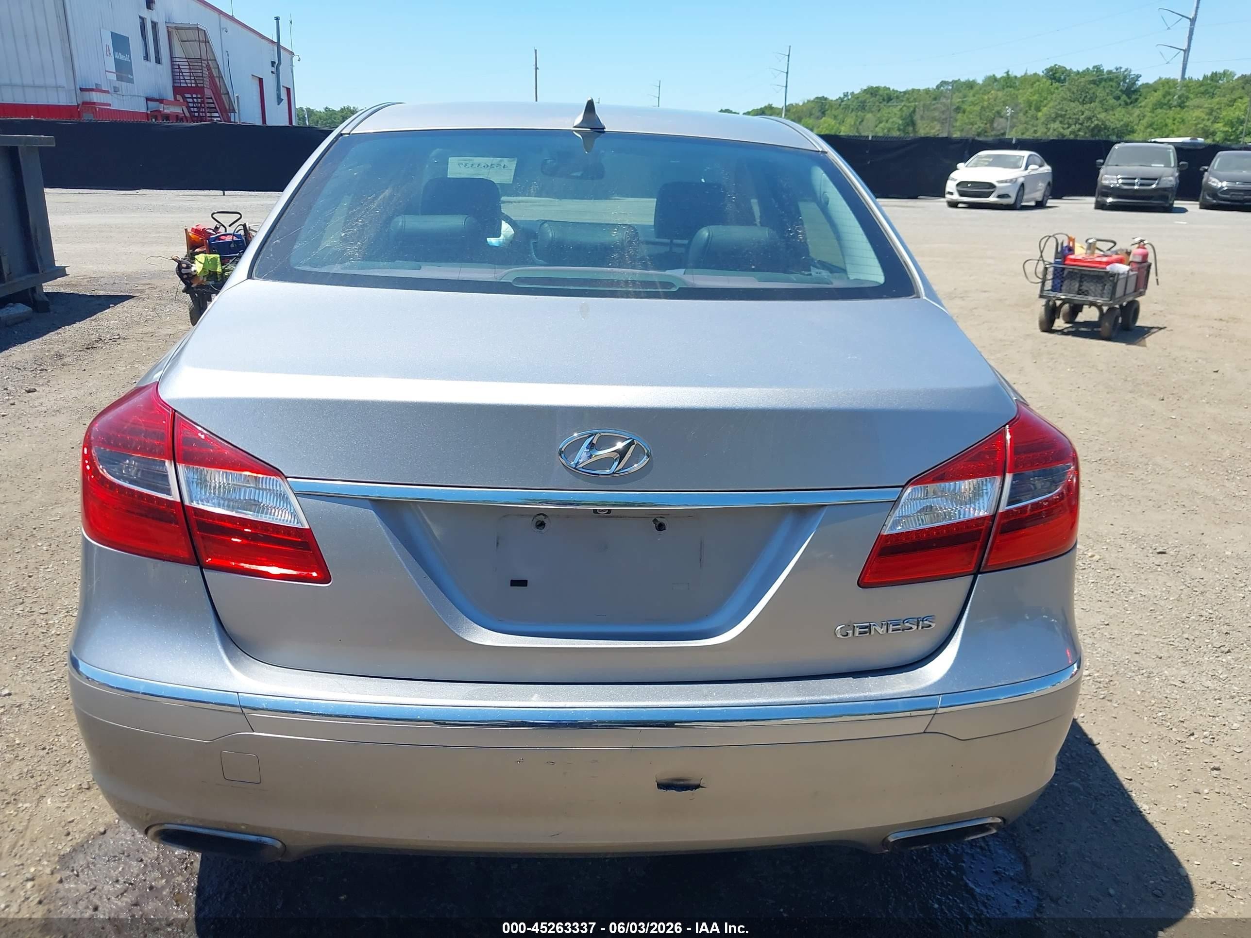 2013 Hyundai Genesis 3.8 Silver vin: KMHGC4DD0DU213406